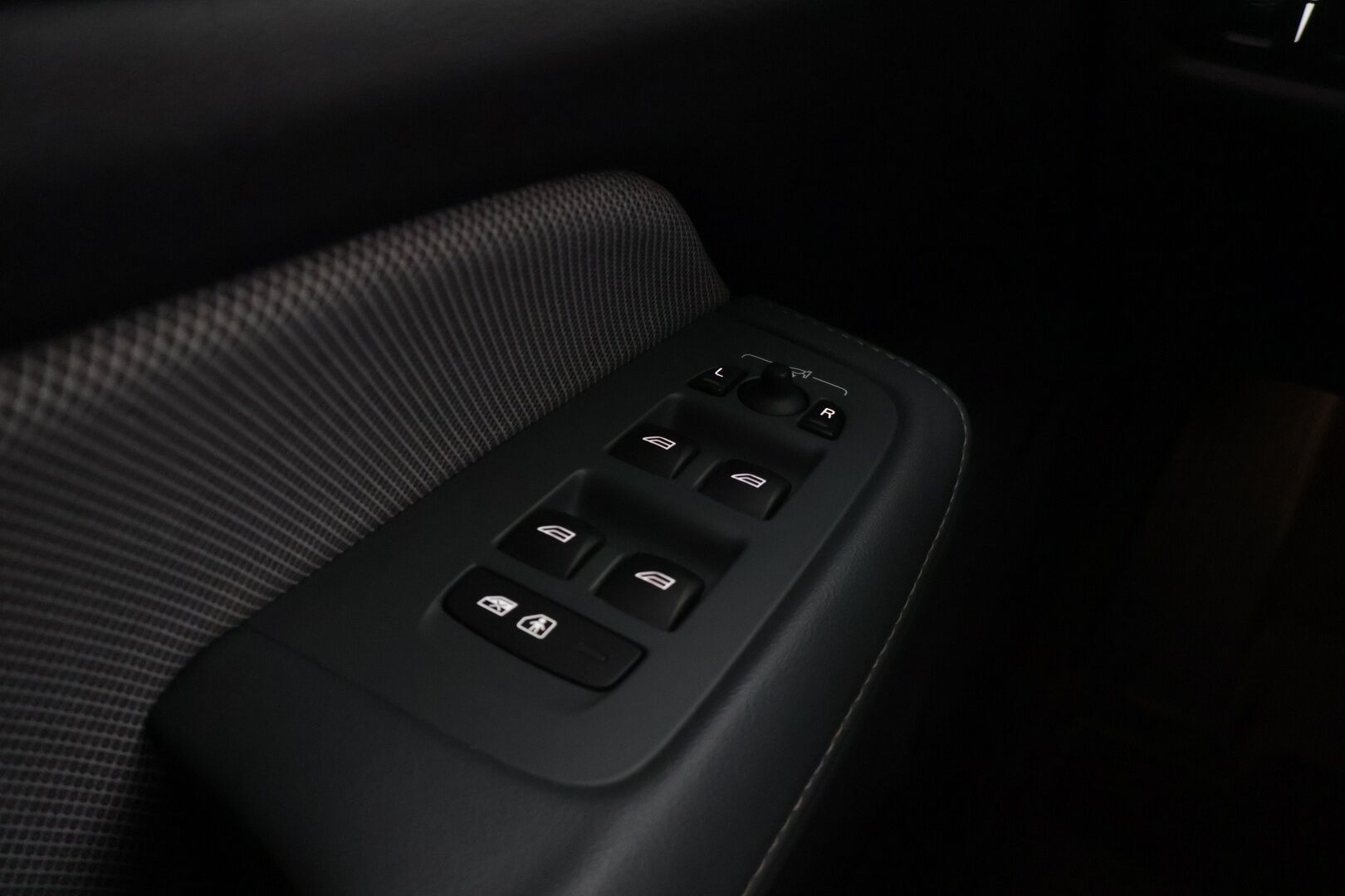 Volvo V60 2021 T8 TwE AWD R-Design aut *H&K / HUD / 360° / Panorama / Tehdaskoukku / Adapt. vakkari / Webasto* - *Volvo Exterior Styling Kit / Jakohihna vaihdettu 2025 / Huippuvarusteet*