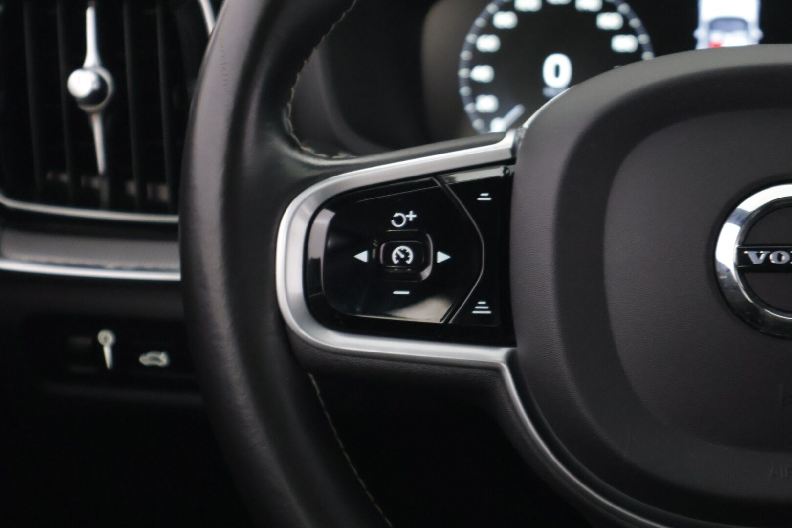 Volvo V60 2021 T8 TwE AWD R-Design aut *H&K / HUD / 360° / Panorama / Tehdaskoukku / Adapt. vakkari / Webasto* - *Volvo Exterior Styling Kit / Jakohihna vaihdettu 2025 / Huippuvarusteet*