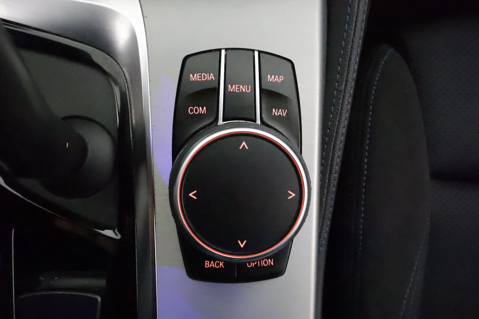 BMW 530 2020 G30 Sedan 530e A Charged Edition M Sport *Vakkari / Hifi / Sporttipenkit / Navi / LED / P.kamera / Digimittaristo* - Kahdet renkaat aluvanteilla
