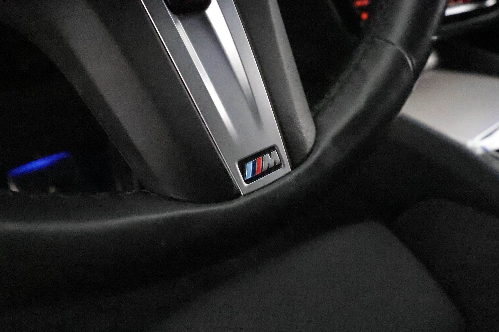 BMW 530 2020 G30 Sedan 530e A Charged Edition M Sport *Vakkari / Hifi / Sporttipenkit / Navi / LED / P.kamera / Digimittaristo* - Kahdet renkaat aluvanteilla
