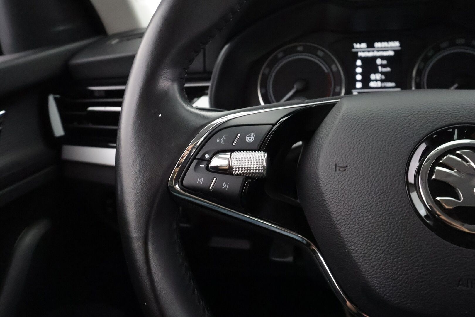 Skoda Scala 2022 1.0 TSI 110 Ambition DSG Autom. - | Vakkari | LED | Lohko+sisälämmitin | Lane Assist | Front Assist | Iso navi | Apple & Android | P.tutka | Merkkihuollot | 2x renkaat aluin | 