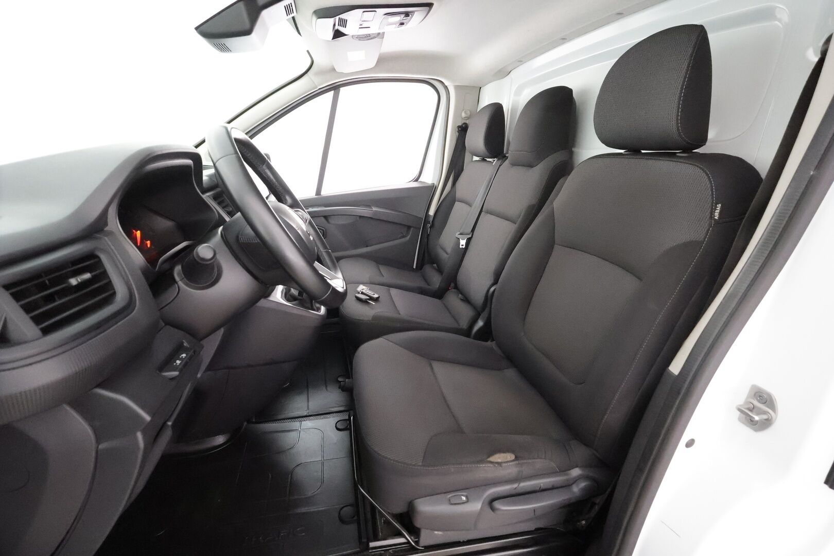 Renault Trafic 2022 Blue dCi 150 EDC-aut. L2H1 6,7m3 Nordic Edition * Webasto / Koukku / Vakkari / P.kamera / Navi / LED / ALV * - Suomi-auto / Kahdet renkaat aluvanteilla / Merkkihuollettu
