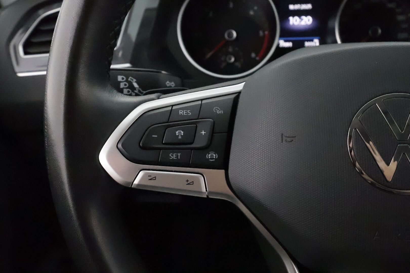 Volkswagen Tiguan 2022 Comfort 2,0 TDI SCR 110 kW DSG **Webasto / Koukku / Adapt.Vakkari / LED-valot / P.Tutkat / Sporttipenkit / Kaistavahti** - 1-om Suomi-auto / Kahdet Renkaat