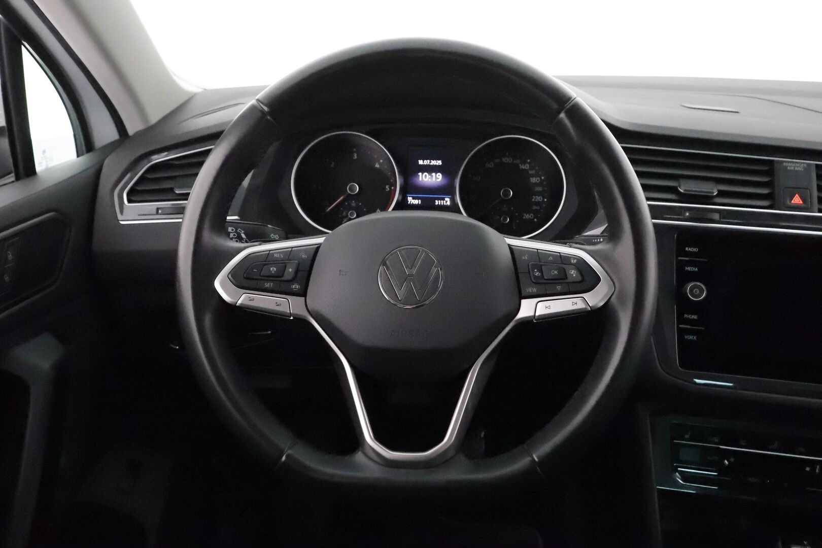 Volkswagen Tiguan 2022 Comfort 2,0 TDI SCR 110 kW DSG **Webasto / Koukku / Adapt.Vakkari / LED-valot / P.Tutkat / Sporttipenkit / Kaistavahti** - 1-om Suomi-auto / Kahdet Renkaat