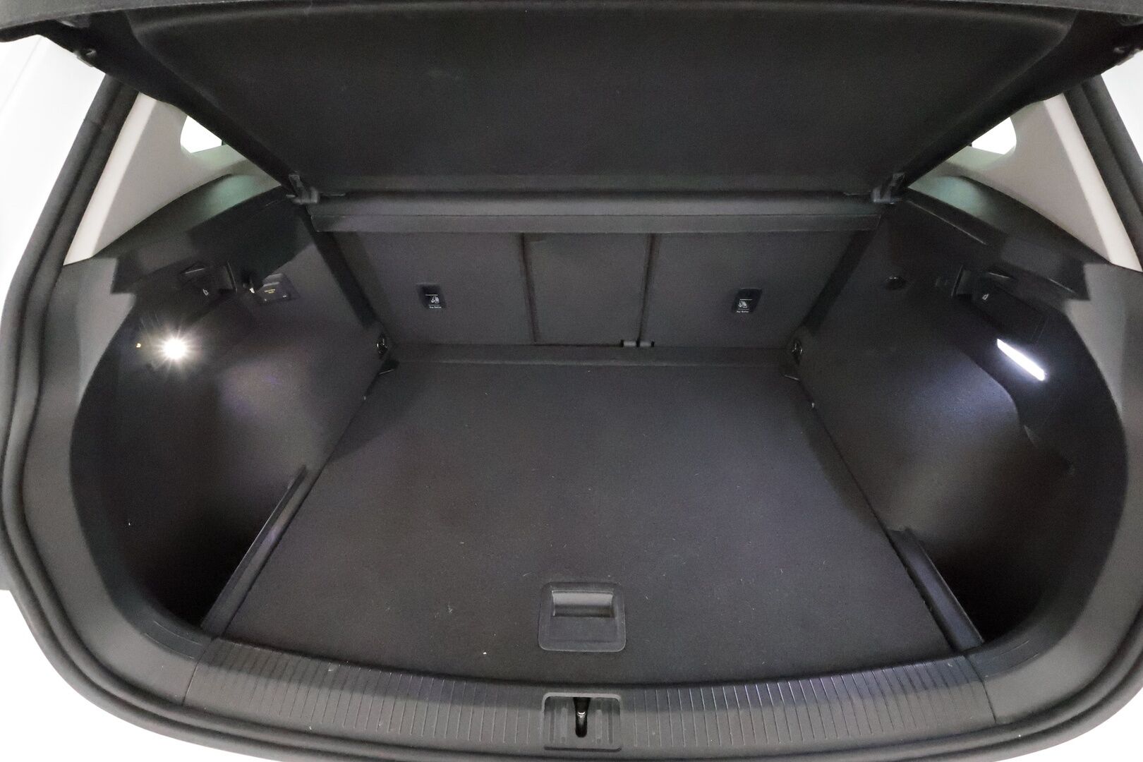 Volkswagen Tiguan 2022 Comfort 2,0 TDI SCR 110 kW DSG **Webasto / Koukku / Adapt.Vakkari / LED-valot / P.Tutkat / Sporttipenkit / Kaistavahti** - 1-om Suomi-auto / Kahdet Renkaat