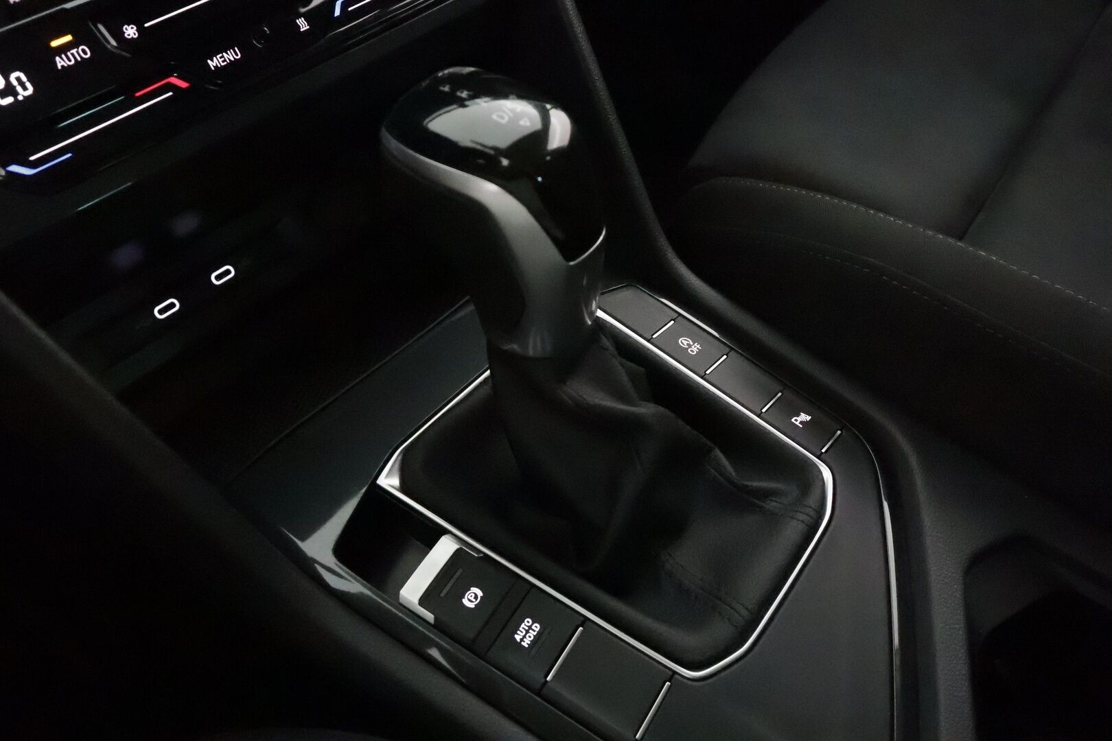 Volkswagen Tiguan 2022 Comfort 2,0 TDI SCR 110 kW DSG **Webasto / Koukku / Adapt.Vakkari / LED-valot / P.Tutkat / Sporttipenkit / Kaistavahti** - 1-om Suomi-auto / Kahdet Renkaat