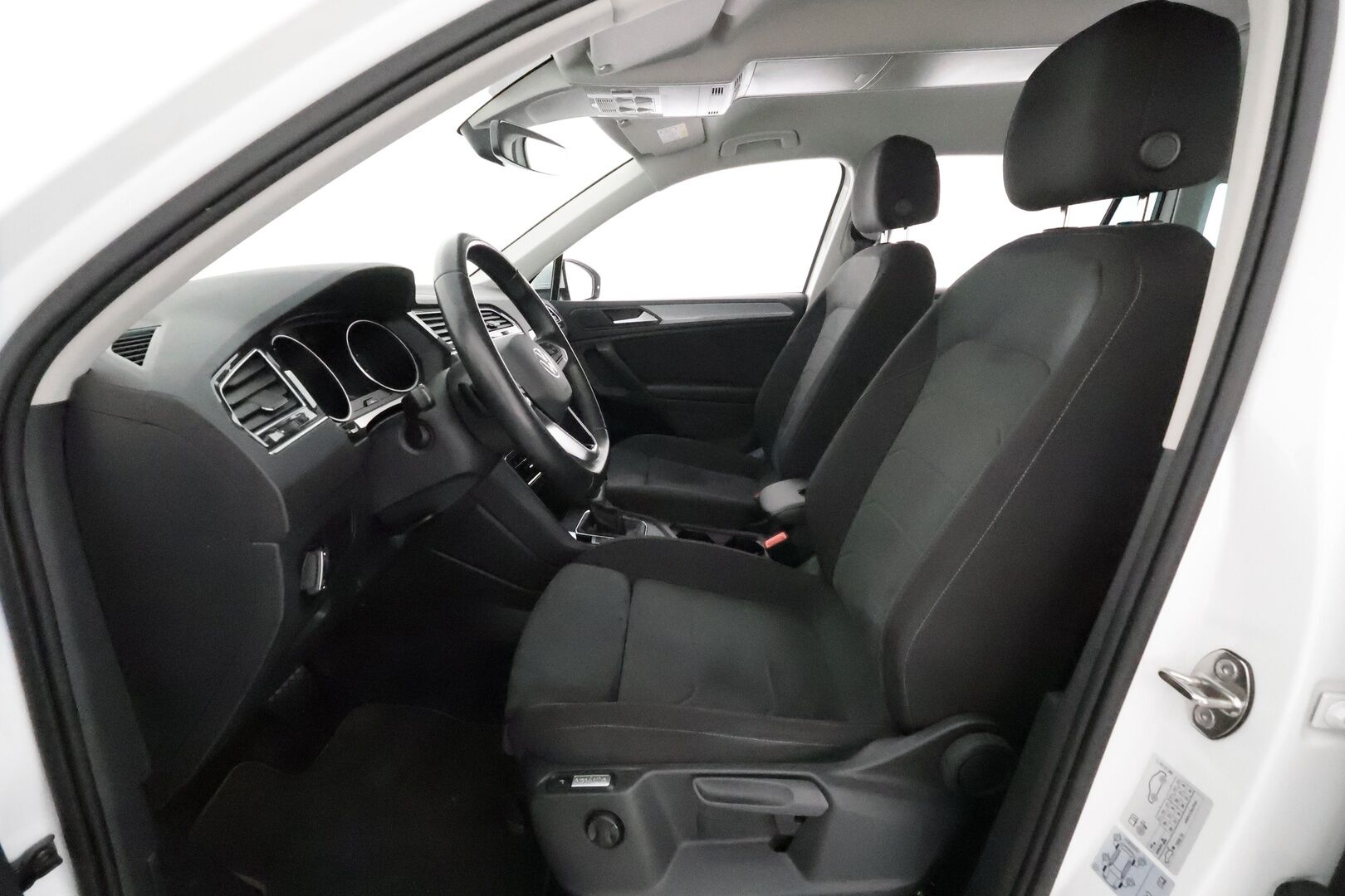 Volkswagen Tiguan 2022 Comfort 2,0 TDI SCR 110 kW DSG **Webasto / Koukku / Adapt.Vakkari / LED-valot / P.Tutkat / Sporttipenkit / Kaistavahti** - 1-om Suomi-auto / Kahdet Renkaat