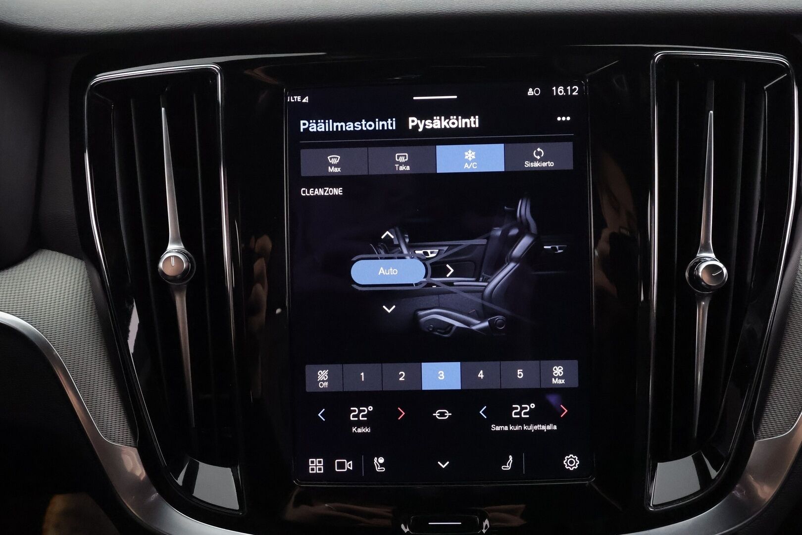 Volvo V60 2023 T6 AWD Long Range Plus Dark * Adapt.vakari / Muistipenkit / P.kamera / Navi / Keyless / Apple&Android * - 1-om. Suomi-auto / Merkkihuollettu / Akku kuntotarkastettu SoH 95,2% - HULLUT AVAJAISHULINAT KORKOTARJOUS 3,29 %