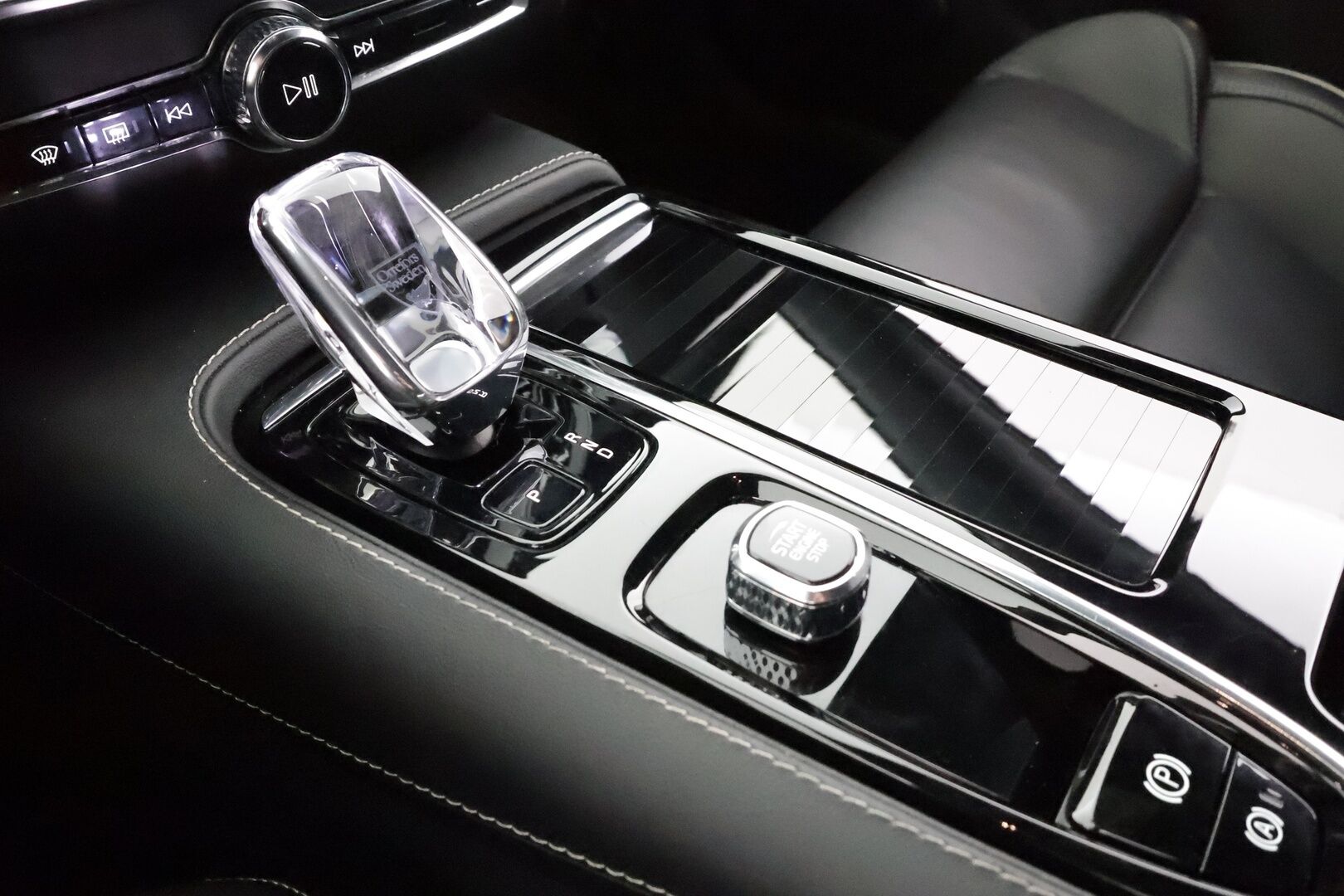 Volvo V60 2023 T6 AWD Long Range Plus Dark * Adapt.vakari / Muistipenkit / P.kamera / Navi / Keyless / Apple&Android * - 1-om. Suomi-auto / Merkkihuollettu / Akku kuntotarkastettu SoH 95,2% 