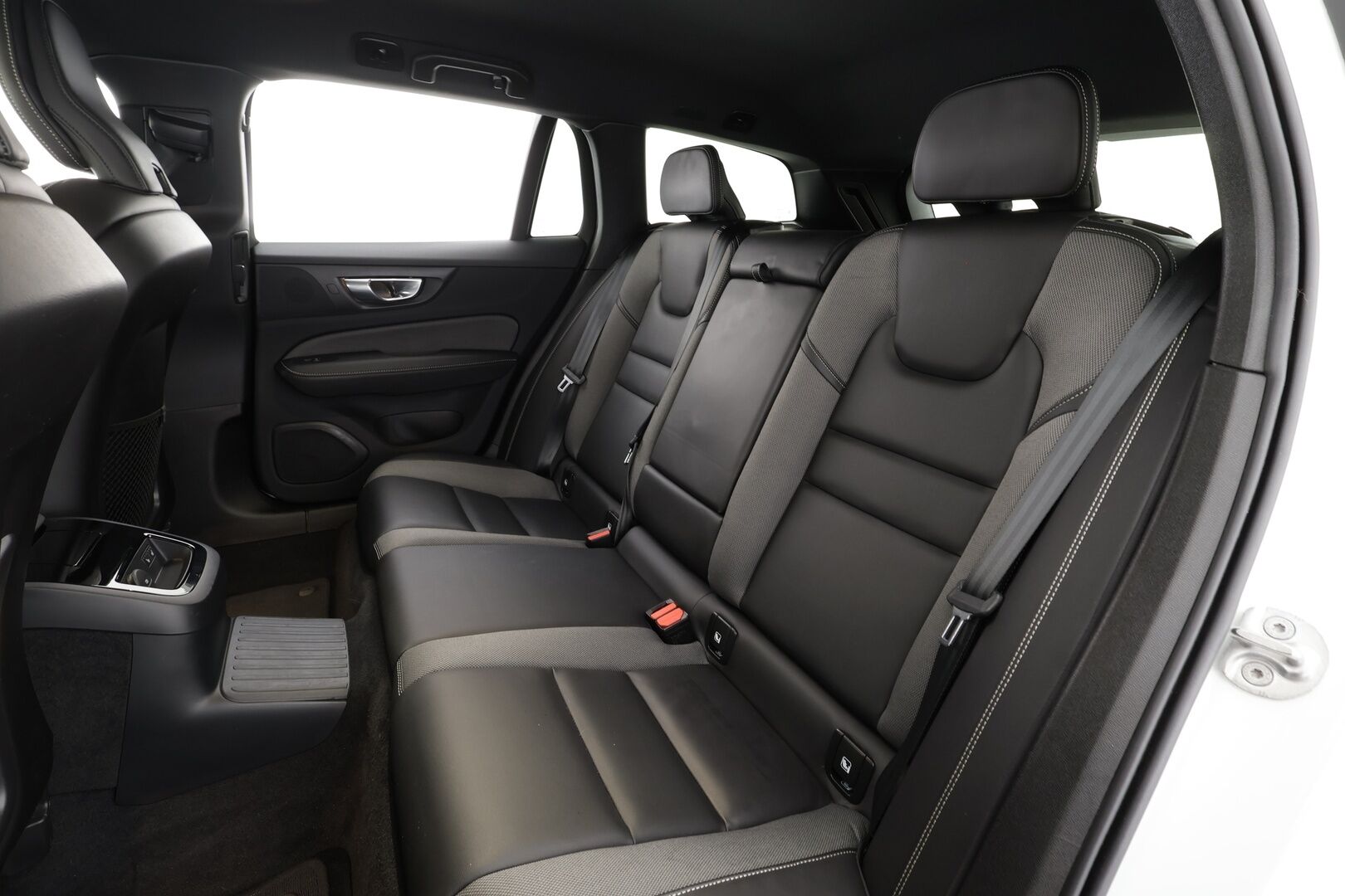 Volvo V60 2023 T6 AWD Long Range Plus Dark * Adapt.vakari / Muistipenkit / P.kamera / Navi / Keyless / Apple&Android * - 1-om. Suomi-auto / Merkkihuollettu / Akku kuntotarkastettu SoH 95,2% 