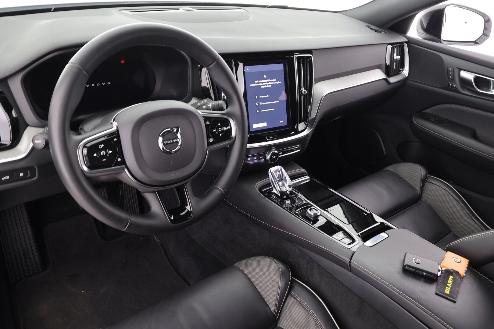 Volvo V60 2023 T6 AWD Long Range Plus Dark * Adapt.vakari / Muistipenkit / P.kamera / Navi / Keyless / Apple&Android * - 1-om. Suomi-auto / Merkkihuollettu / Akku kuntotarkastettu SoH 95,2% - HULLUT AVAJAISHULINAT KORKOTARJOUS 3,29 %