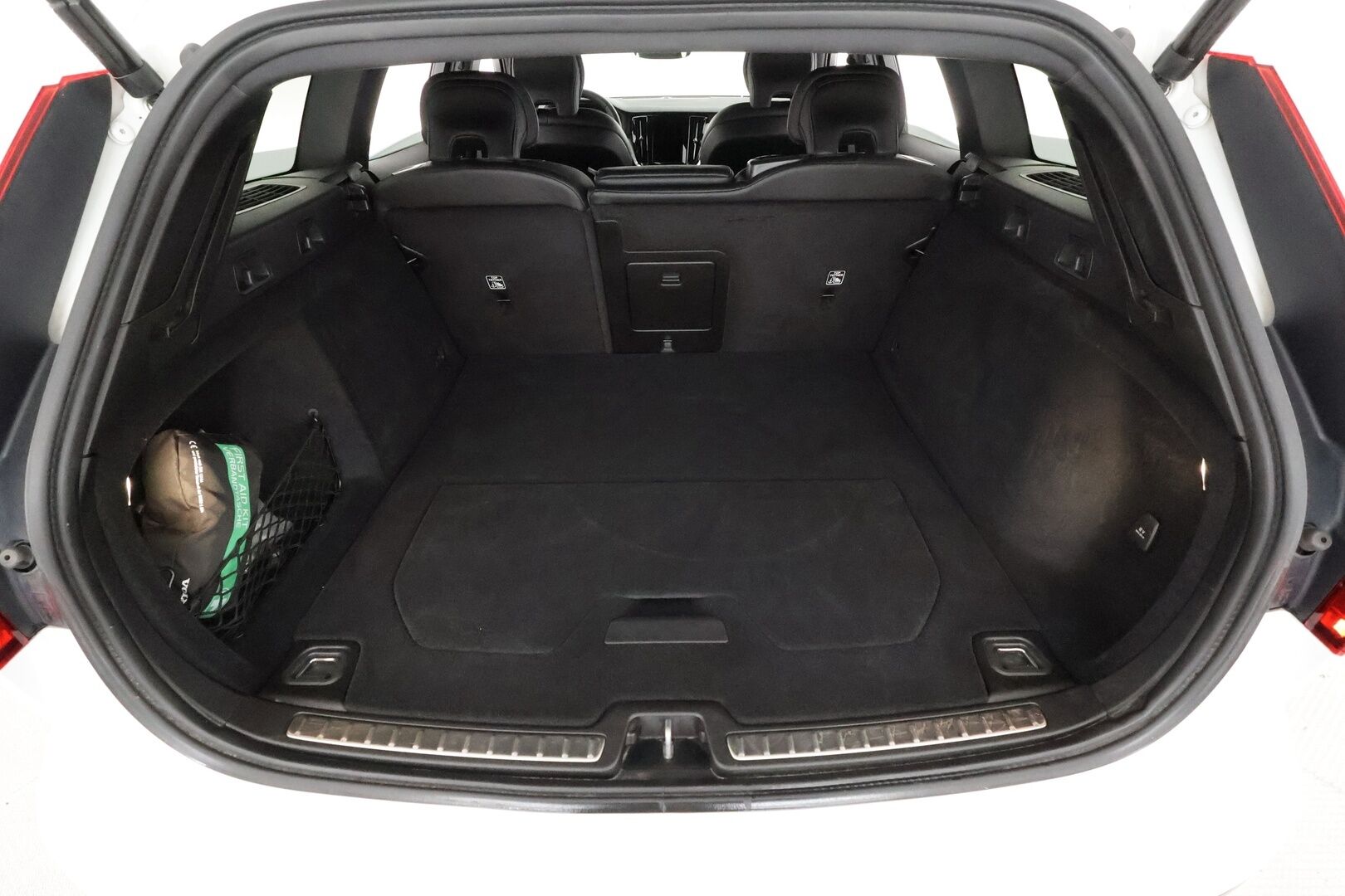 Volvo V60 2023 T6 AWD Long Range Plus Dark * Adapt.vakari / Muistipenkit / P.kamera / Navi / Keyless / Apple&Android * - 1-om. Suomi-auto / Merkkihuollettu / Akku kuntotarkastettu SoH 95,2% 