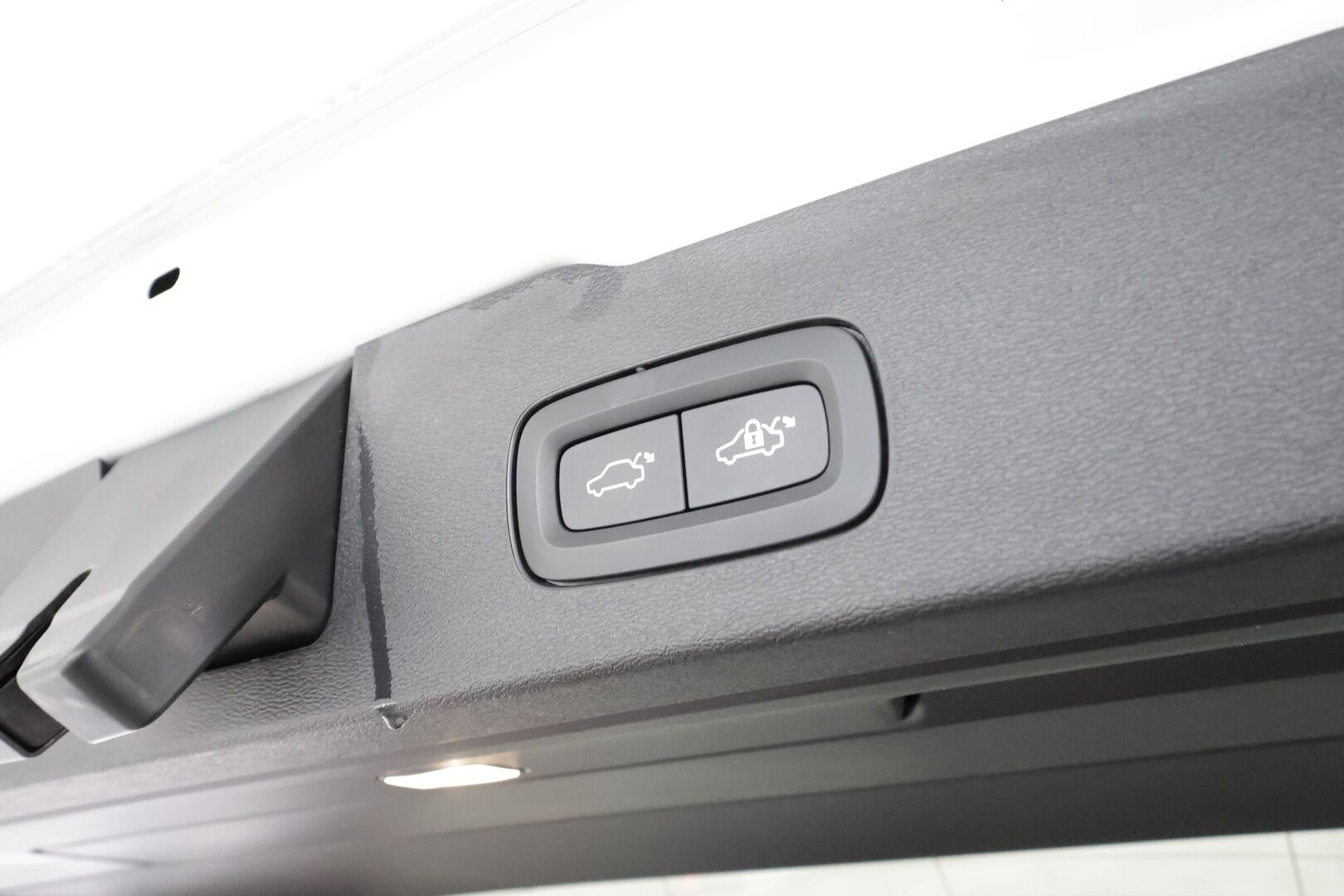 Volvo V60 2023 T6 AWD Long Range Plus Dark * Adapt.vakari / Muistipenkit / P.kamera / Navi / Keyless / Apple&Android * - 1-om. Suomi-auto / Merkkihuollettu / Akku kuntotarkastettu SoH 95,2% - HULLUT AVAJAISHULINAT KORKOTARJOUS 3,29 %