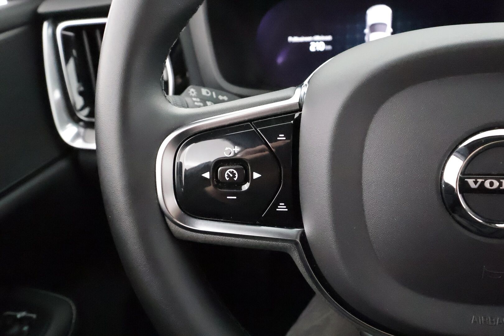 Volvo V60 2023 T6 AWD Long Range Plus Dark * Adapt.vakari / Muistipenkit / P.kamera / Navi / Keyless / Apple&Android * - 1-om. Suomi-auto / Merkkihuollettu / Akku kuntotarkastettu SoH 95,2% - HULLUT AVAJAISHULINAT KORKOTARJOUS 3,29 %