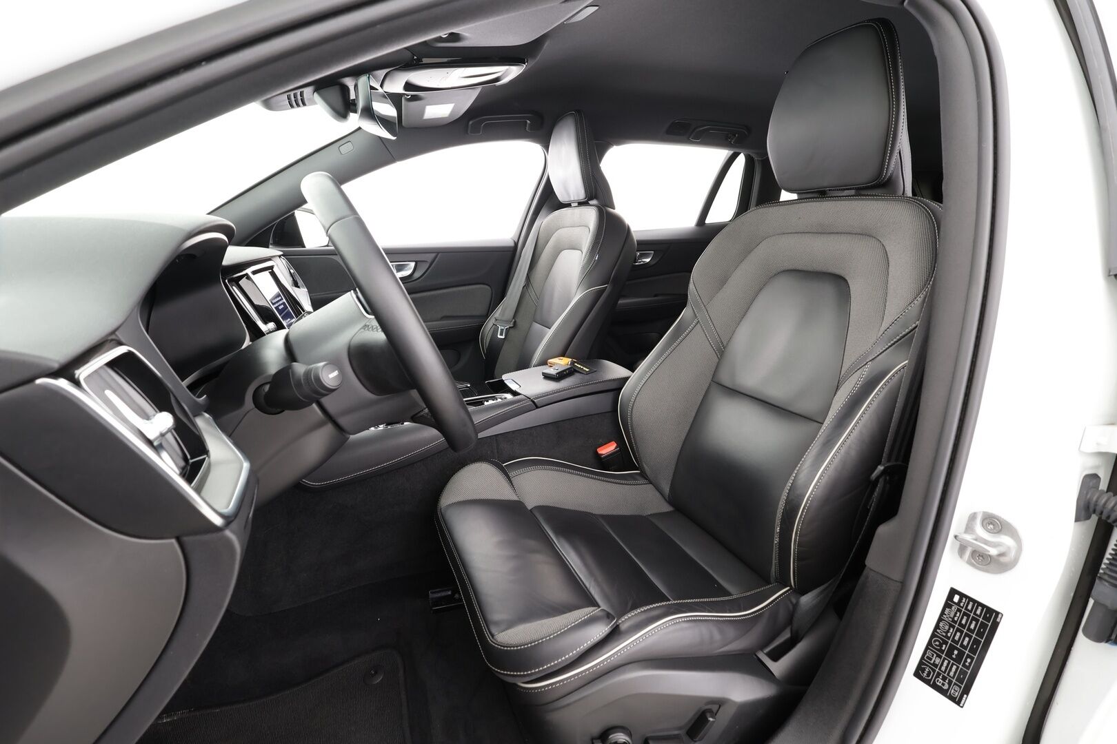 Volvo V60 2023 T6 AWD Long Range Plus Dark * Adapt.vakari / Muistipenkit / P.kamera / Navi / Keyless / Apple&Android * - 1-om. Suomi-auto / Merkkihuollettu / Akku kuntotarkastettu SoH 95,2% 