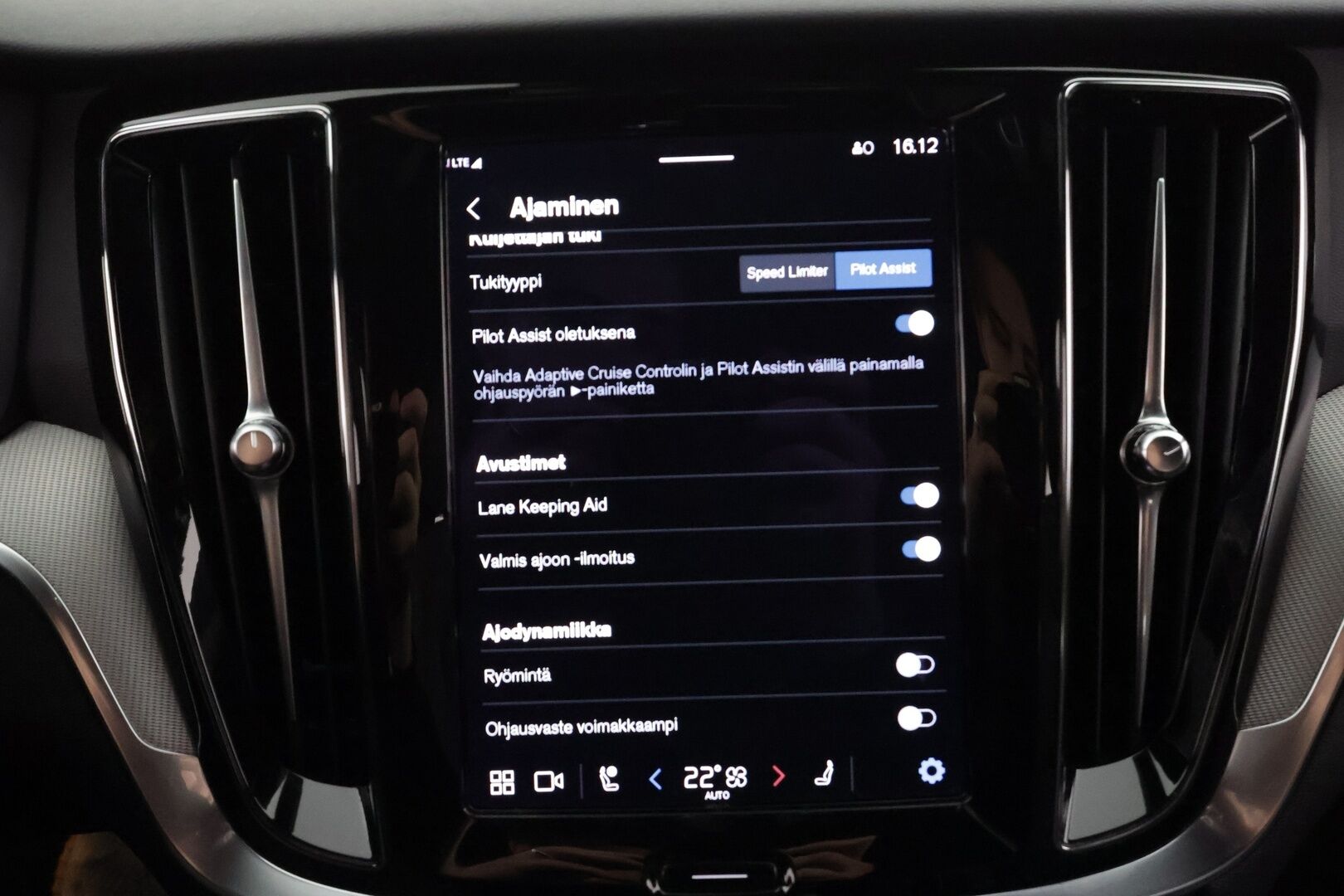 Volvo V60 2023 T6 AWD Long Range Plus Dark * Adapt.vakari / Muistipenkit / P.kamera / Navi / Keyless / Apple&Android * - 1-om. Suomi-auto / Merkkihuollettu / Akku kuntotarkastettu SoH 95,2% 