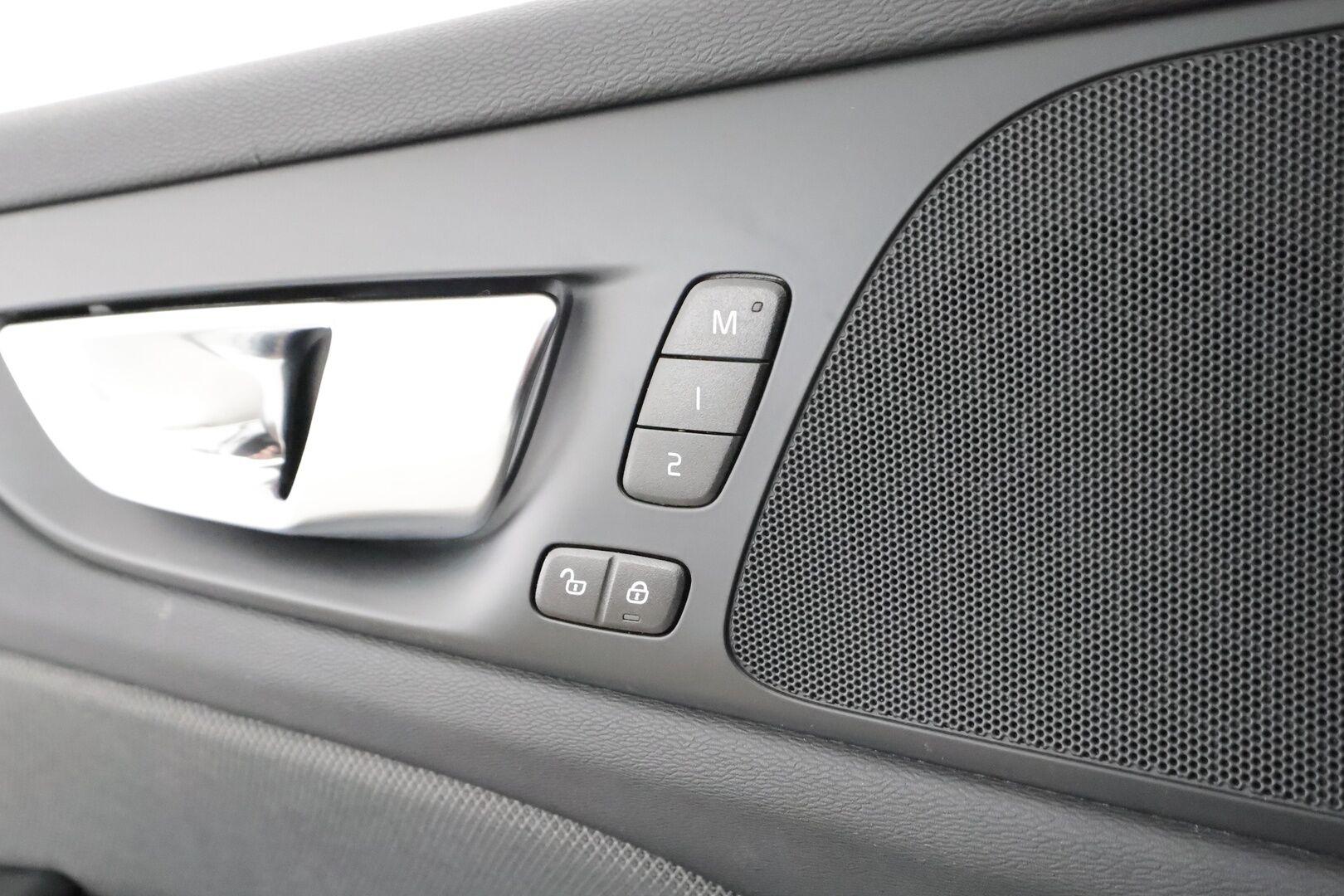 Volvo V60 2023 T6 AWD Long Range Plus Dark * Adapt.vakari / Muistipenkit / P.kamera / Navi / Keyless / Apple&Android * - 1-om. Suomi-auto / Merkkihuollettu / Akku kuntotarkastettu SoH 95,2% 