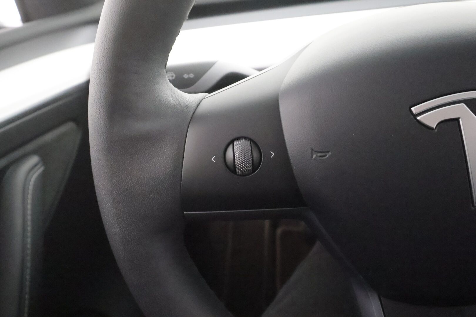 Tesla Model Y 2023 Long Range - | ACC | ILP | Koukku | Valkoiset nahat | Ryzen | Premium Audio | Lasikatto | Muistipenkki | P.kamera ja tutkat | 1-om suomiauto | 2x alut |