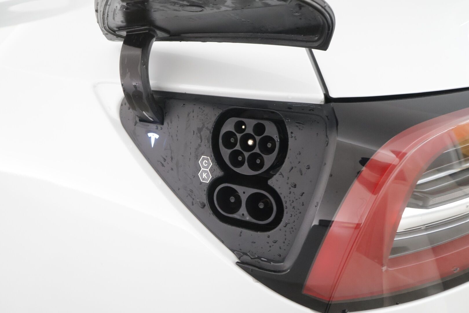 Tesla Model Y 2023 Long Range - | ACC | ILP | Koukku | Valkoiset nahat | Ryzen | Premium Audio | Lasikatto | Muistipenkki | P.kamera ja tutkat | 1-om suomiauto | 2x alut |