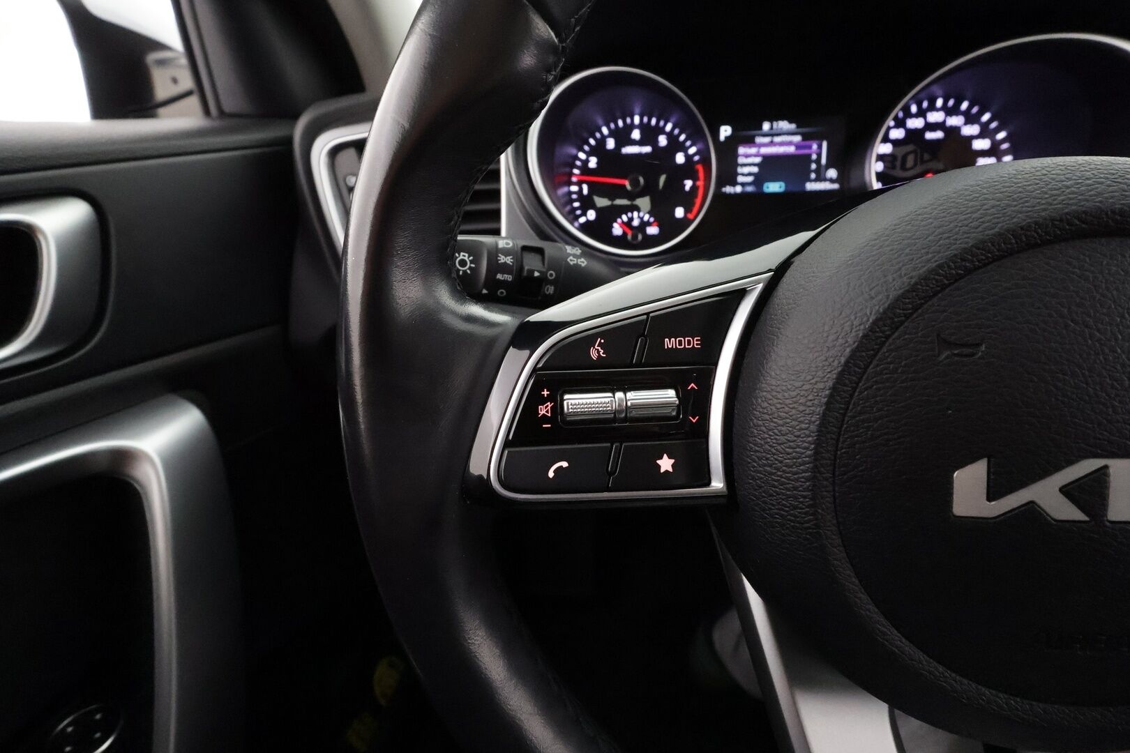 Kia Ceed 2023 1,0 T-GDI Mild-Hybrid 120hv LX 5D DCT * Vakkari / P.kamera / Lohko+SIsä / Kaistavahti / Apple&Android * - 1.Om Suomi-auto / 2xRenkaat