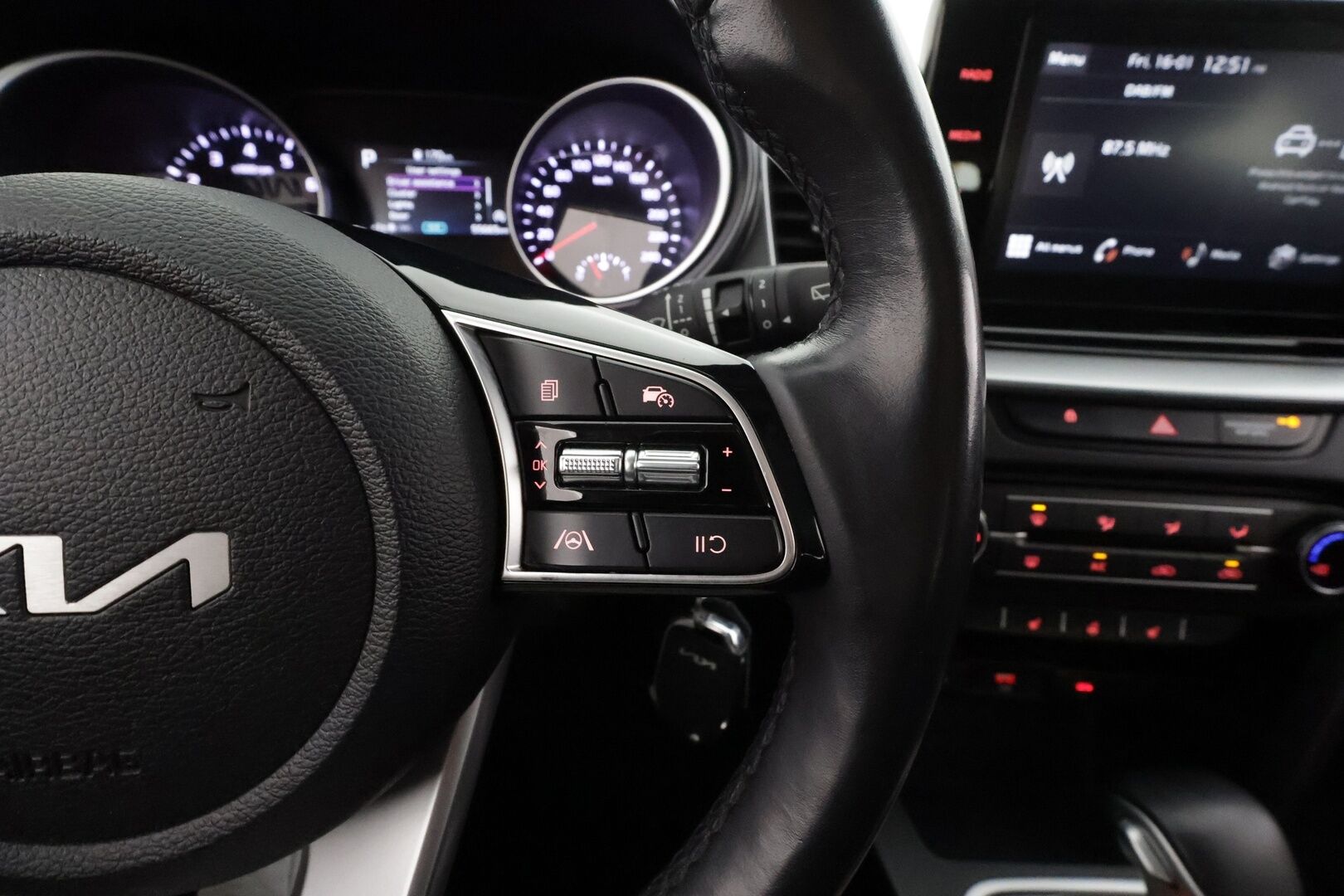 Kia Ceed 2023 1,0 T-GDI Mild-Hybrid 120hv LX 5D DCT * Vakkari / P.kamera / Lohko+SIsä / Kaistavahti / Apple&Android * - 1.Om Suomi-auto / 2xRenkaat