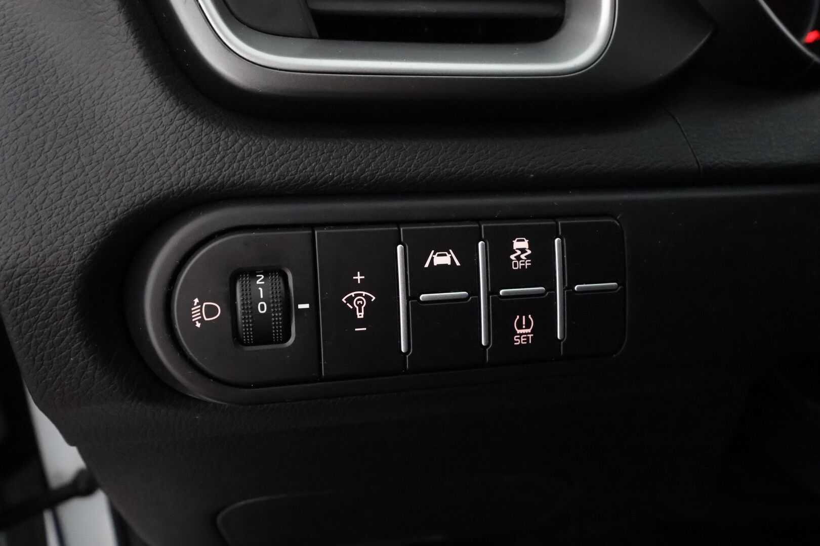 Kia Ceed 2023 1,0 T-GDI Mild-Hybrid 120hv LX 5D DCT * Vakkari / P.kamera / Lohko+SIsä / Kaistavahti / Apple&Android * - 1.Om Suomi-auto / 2xRenkaat