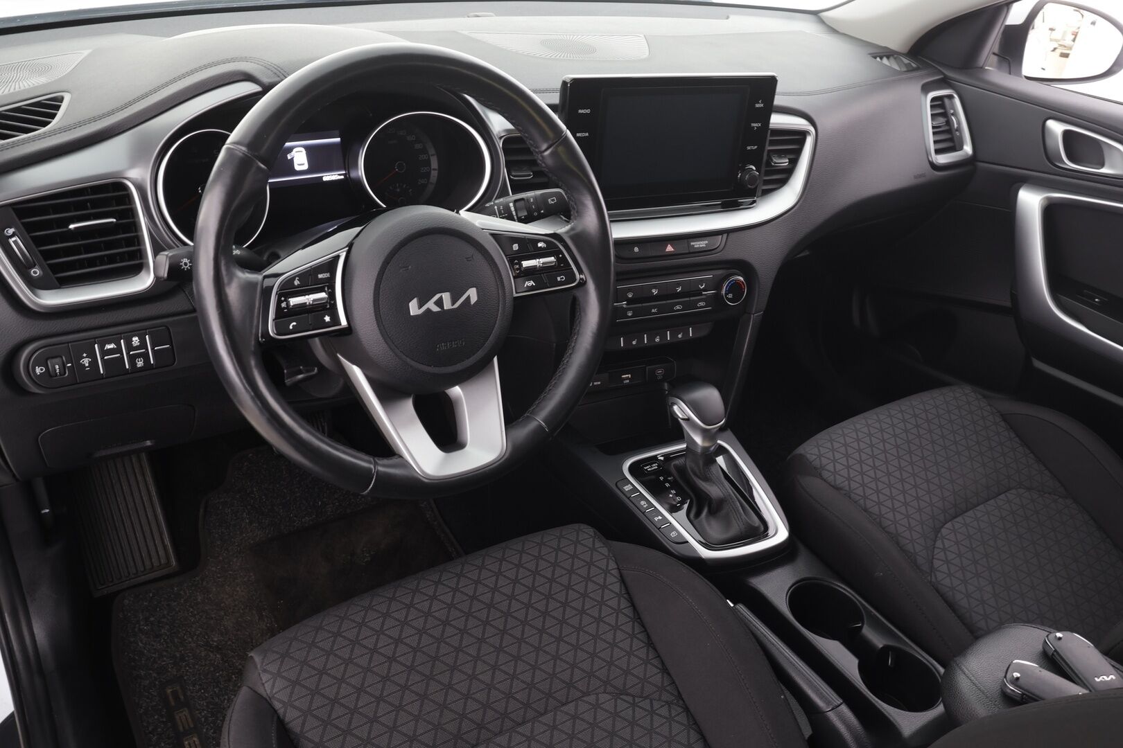 Kia Ceed 2023 1,0 T-GDI Mild-Hybrid 120hv LX 5D DCT * Vakkari / P.kamera / Lohko+SIsä / Kaistavahti / Apple&Android * - 1.Om Suomi-auto / 2xRenkaat