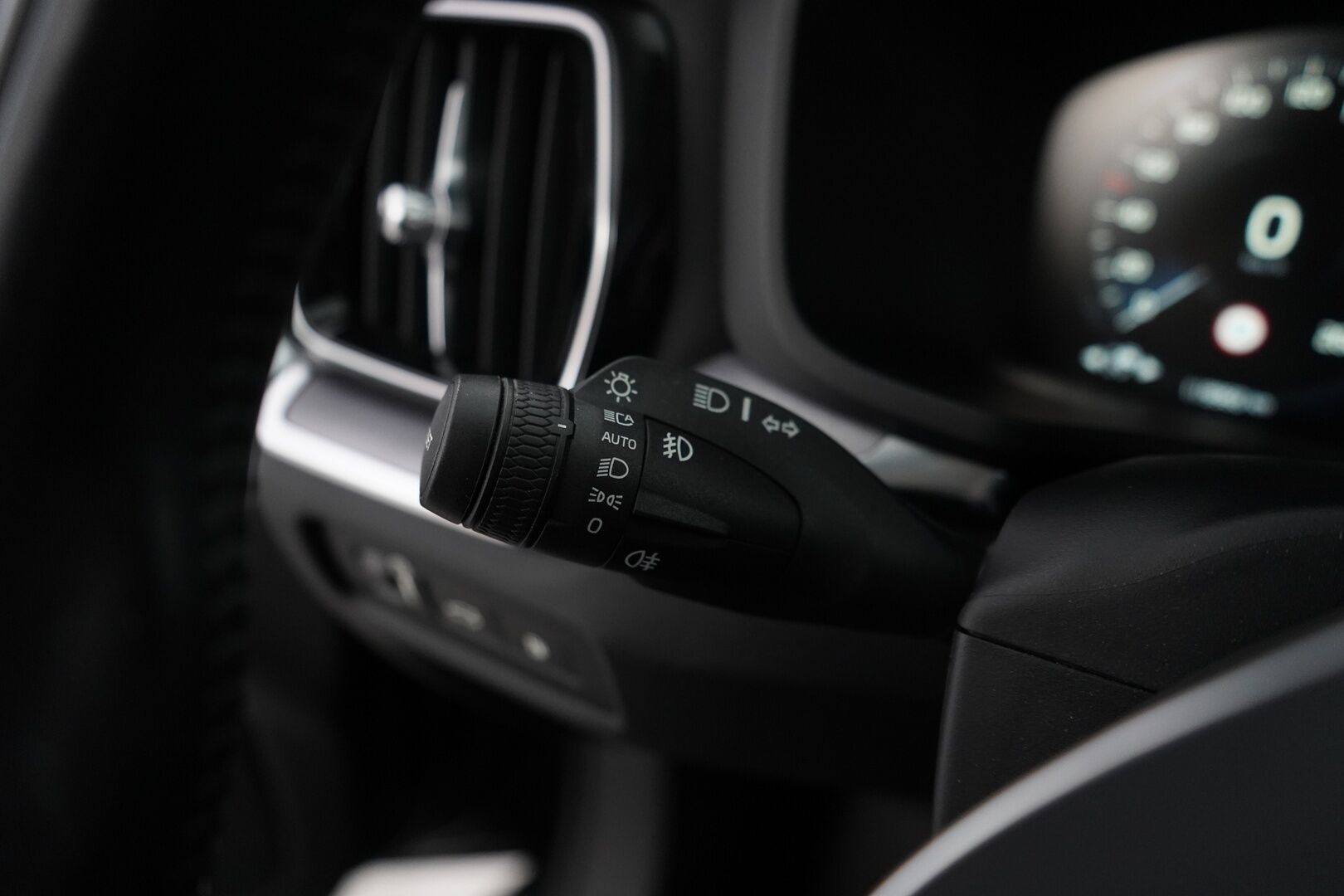 Volvo V60 2020 T6 TwE AWD Momentum aut *Webasto / ACC / Koukku / Digimittaristo / Navi / Apple&Android* - Kahdet OEM vanteet / Jakopää vaihdettu / Merkkihuollettu