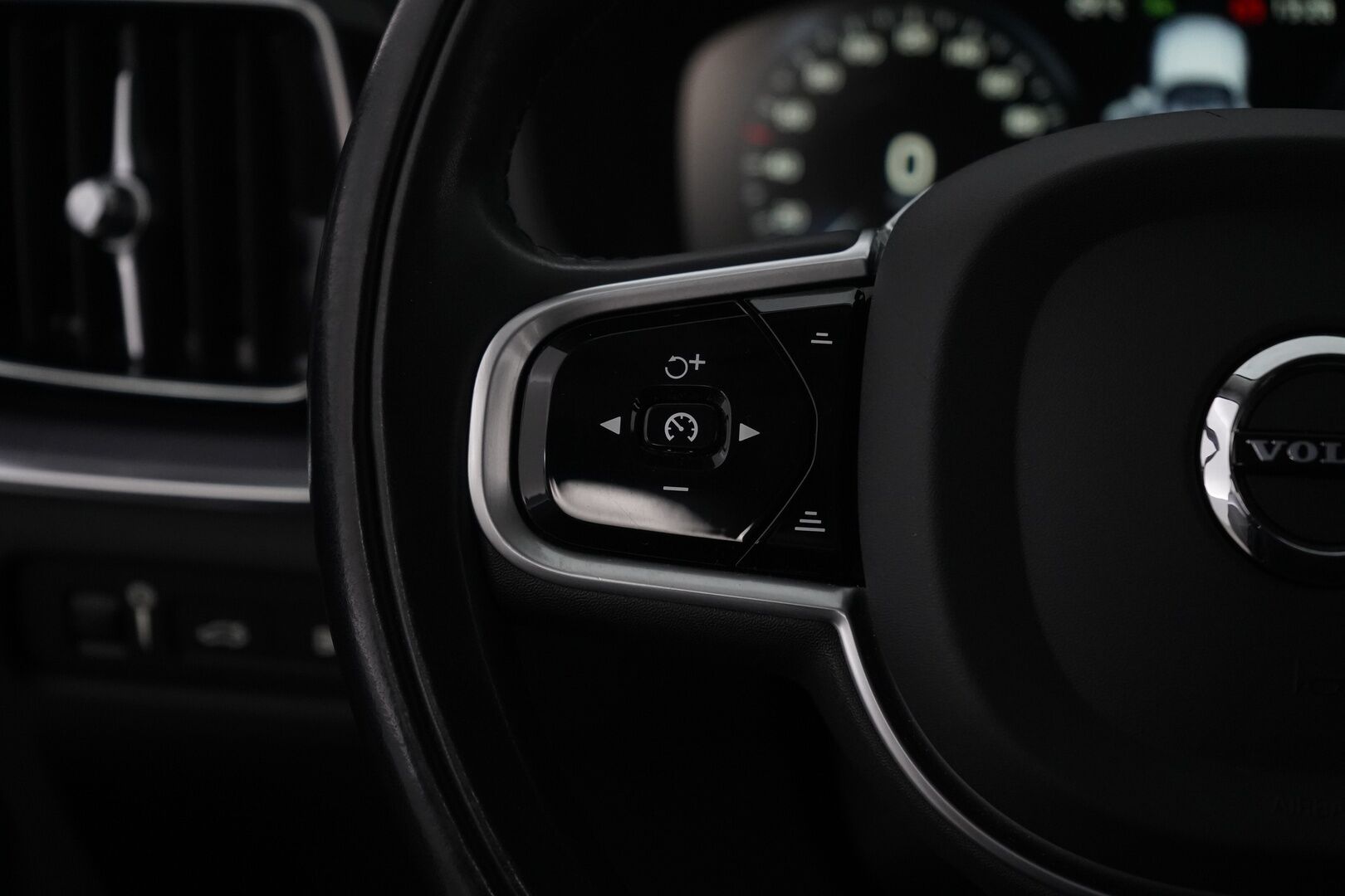 Volvo V60 2020 T6 TwE AWD Momentum aut *Webasto / ACC / Koukku / Digimittaristo / Navi / Apple&Android* - Kahdet OEM vanteet / Jakopää vaihdettu / Merkkihuollettu