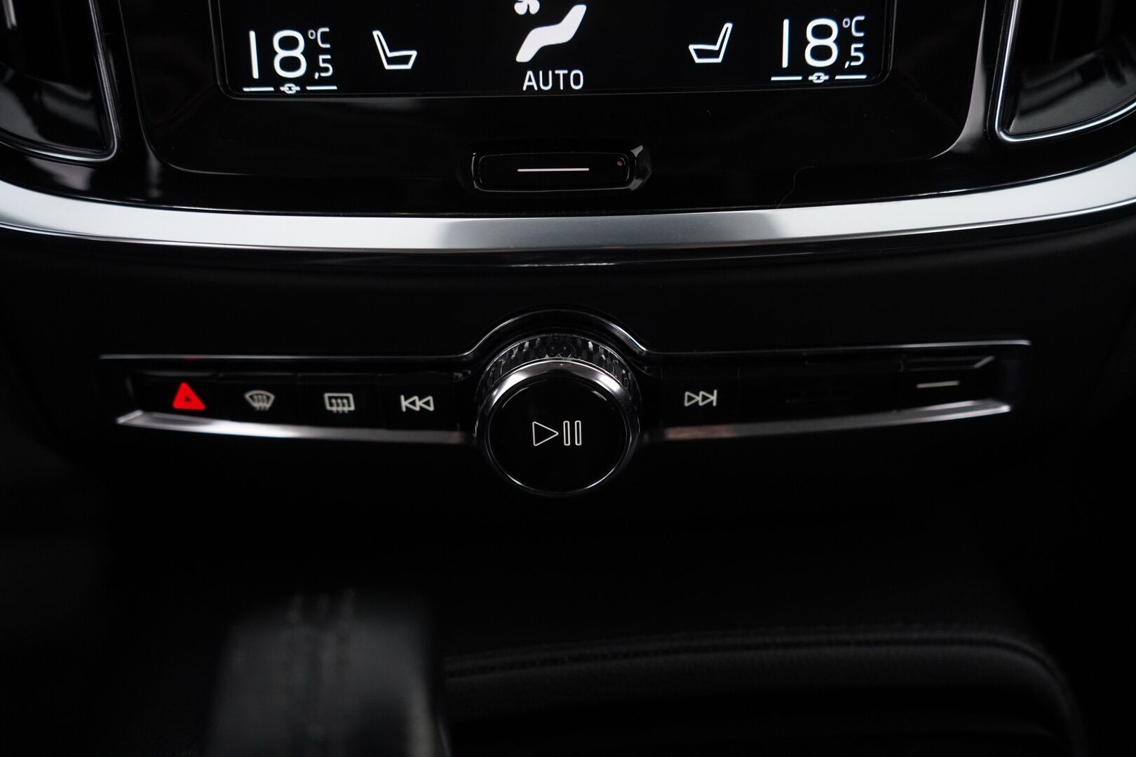 Volvo V60 2020 T6 TwE AWD Momentum aut *Webasto / ACC / Koukku / Digimittaristo / Navi / Apple&Android* - Kahdet OEM vanteet / Jakopää vaihdettu / Merkkihuollettu