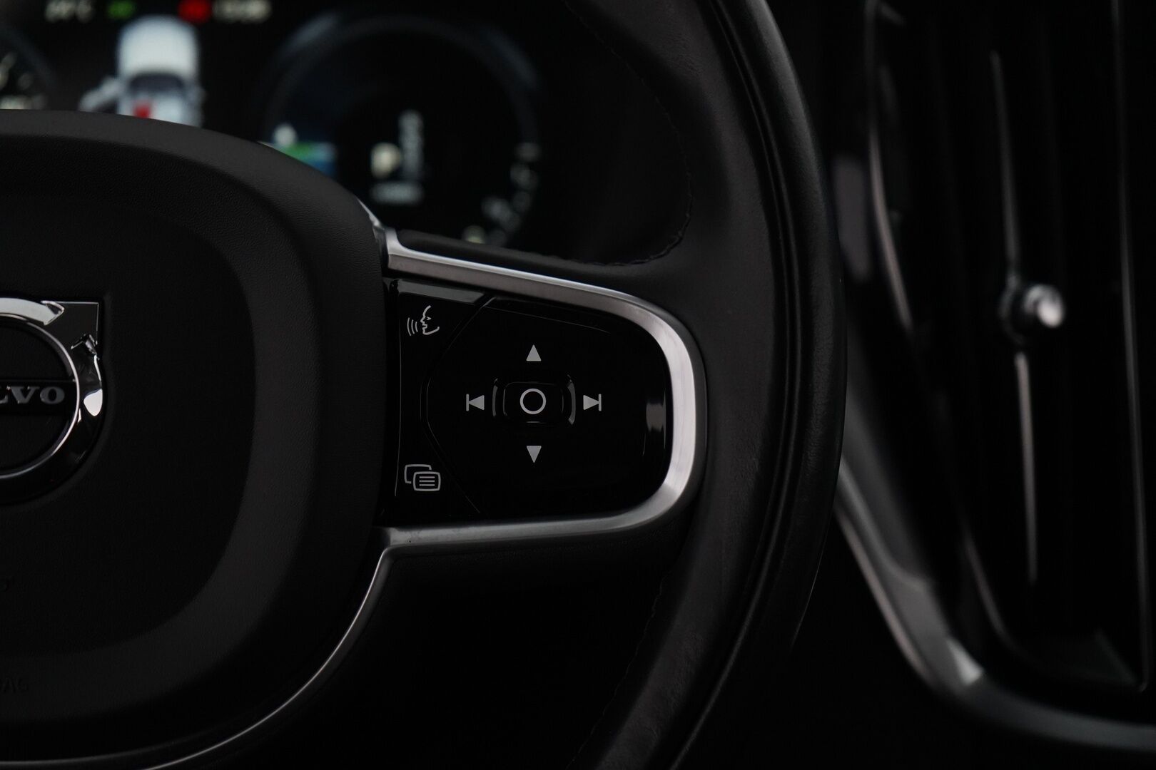Volvo V60 2020 T6 TwE AWD Momentum aut *Webasto / ACC / Koukku / Digimittaristo / Navi / Apple&Android* - Kahdet OEM vanteet / Jakopää vaihdettu / Merkkihuollettu