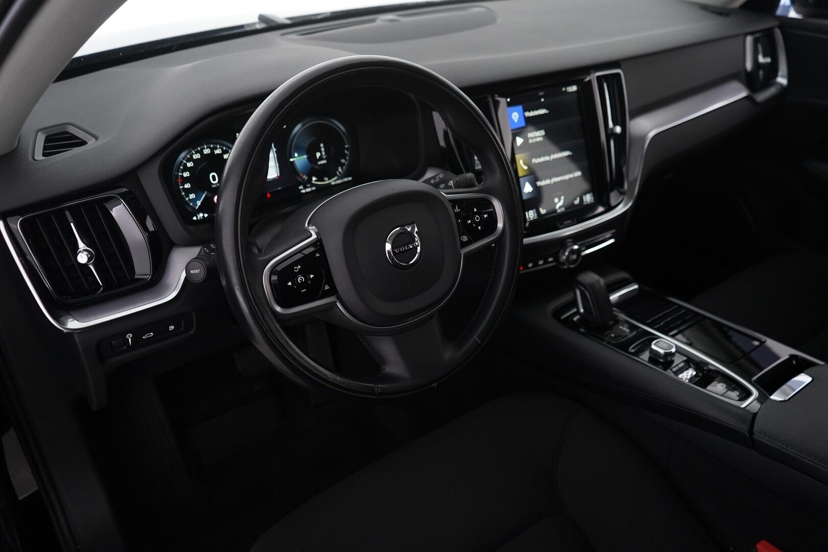 Volvo V60 2020 T6 TwE AWD Momentum aut *Webasto / ACC / Koukku / Digimittaristo / Navi / Apple&Android* - Kahdet OEM vanteet / Jakopää vaihdettu / Merkkihuollettu