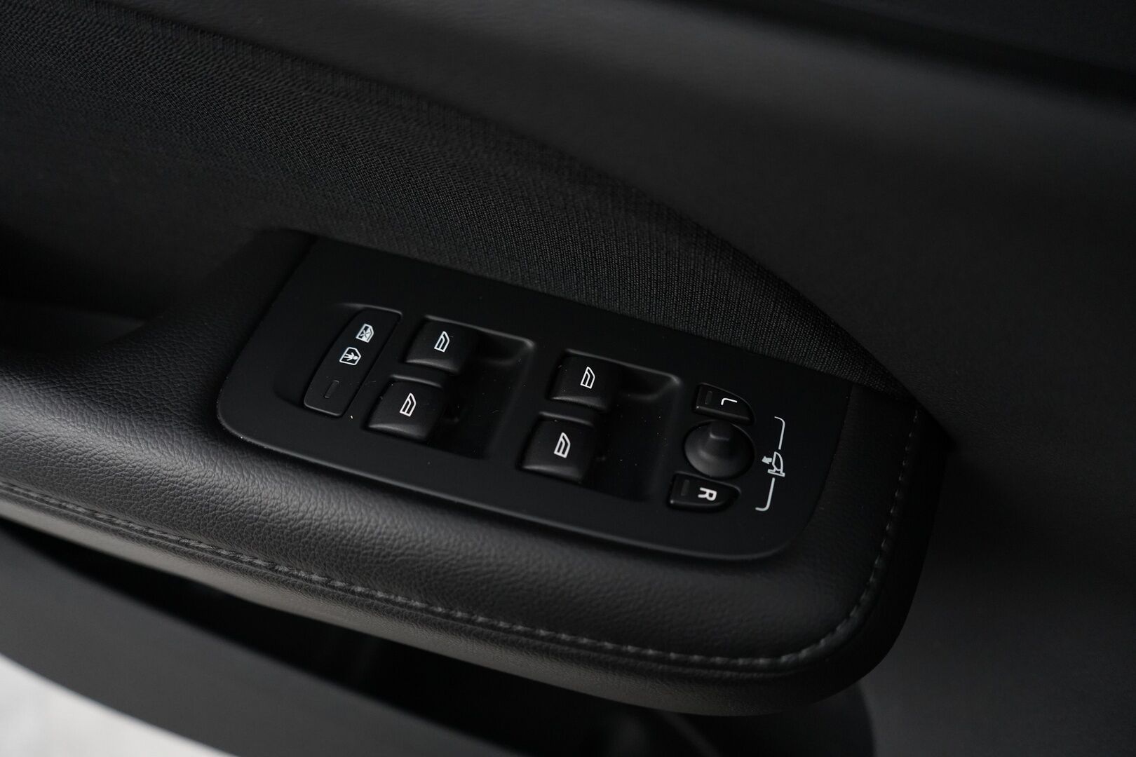 Volvo V60 2020 T6 TwE AWD Momentum aut *Webasto / ACC / Koukku / Digimittaristo / Navi / Apple&Android* - Kahdet OEM vanteet / Jakopää vaihdettu / Merkkihuollettu