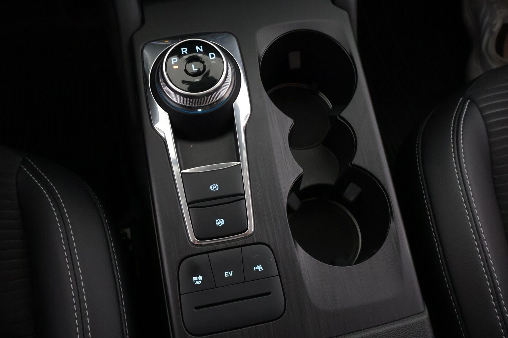 Ford Kuga 2023 2,5 Plug-In Hybrid 225hv Titanium X Business Edition *Bang&Olufsen / P-kamera / Kaistavahti / Vakkari / Puolinahat* - Akku kuntotarkistettu! 1-omisteinen Suomi-auto / 2x renkaat aluvanteilla / Merkkihuollettu!