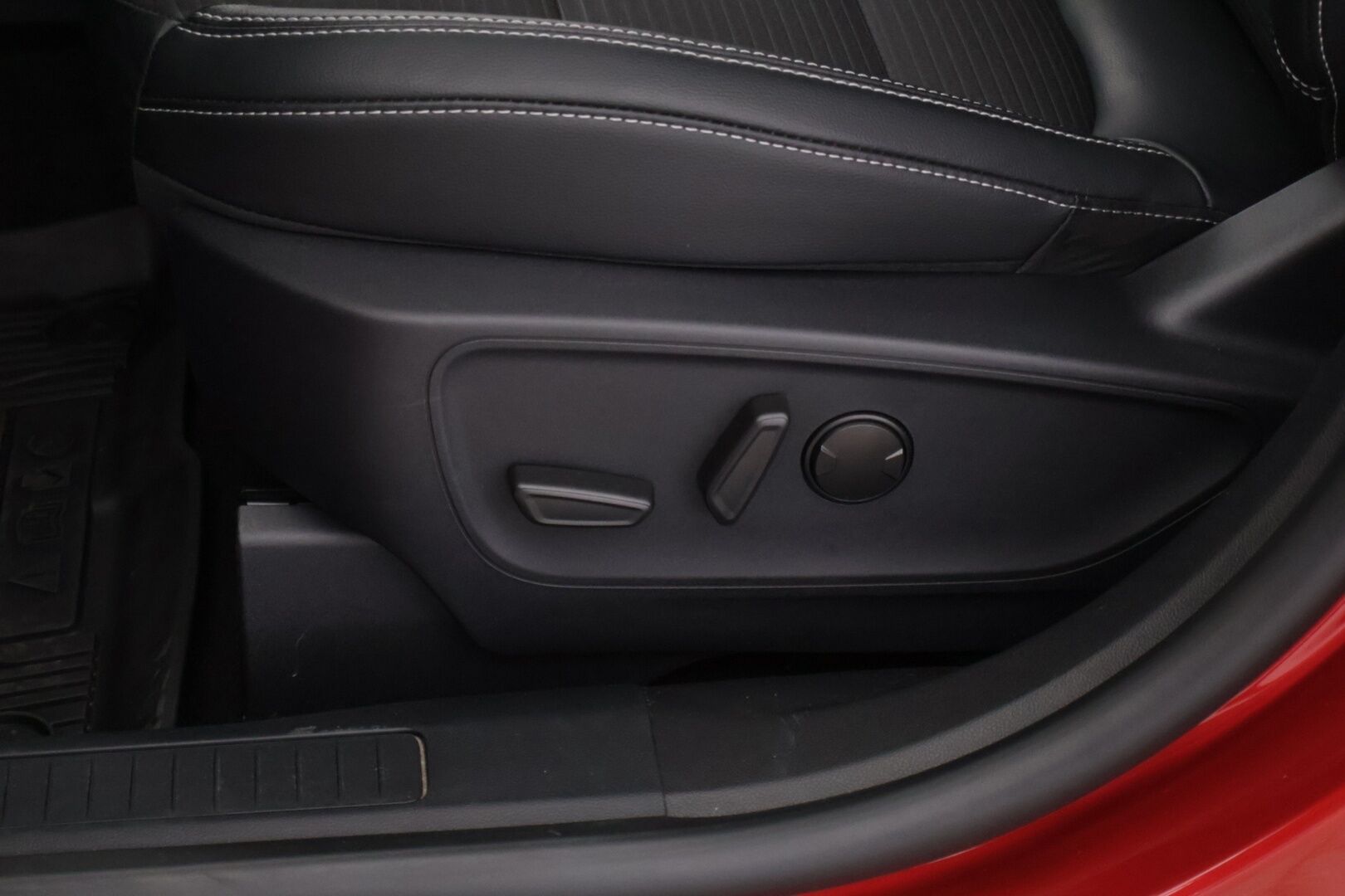 Ford Kuga 2023 2,5 Plug-In Hybrid 225hv Titanium X Business Edition *Bang&Olufsen / P-kamera / Kaistavahti / Vakkari / Puolinahat* - Akku kuntotarkistettu! 1-omisteinen Suomi-auto / 2x renkaat aluvanteilla / Merkkihuollettu!