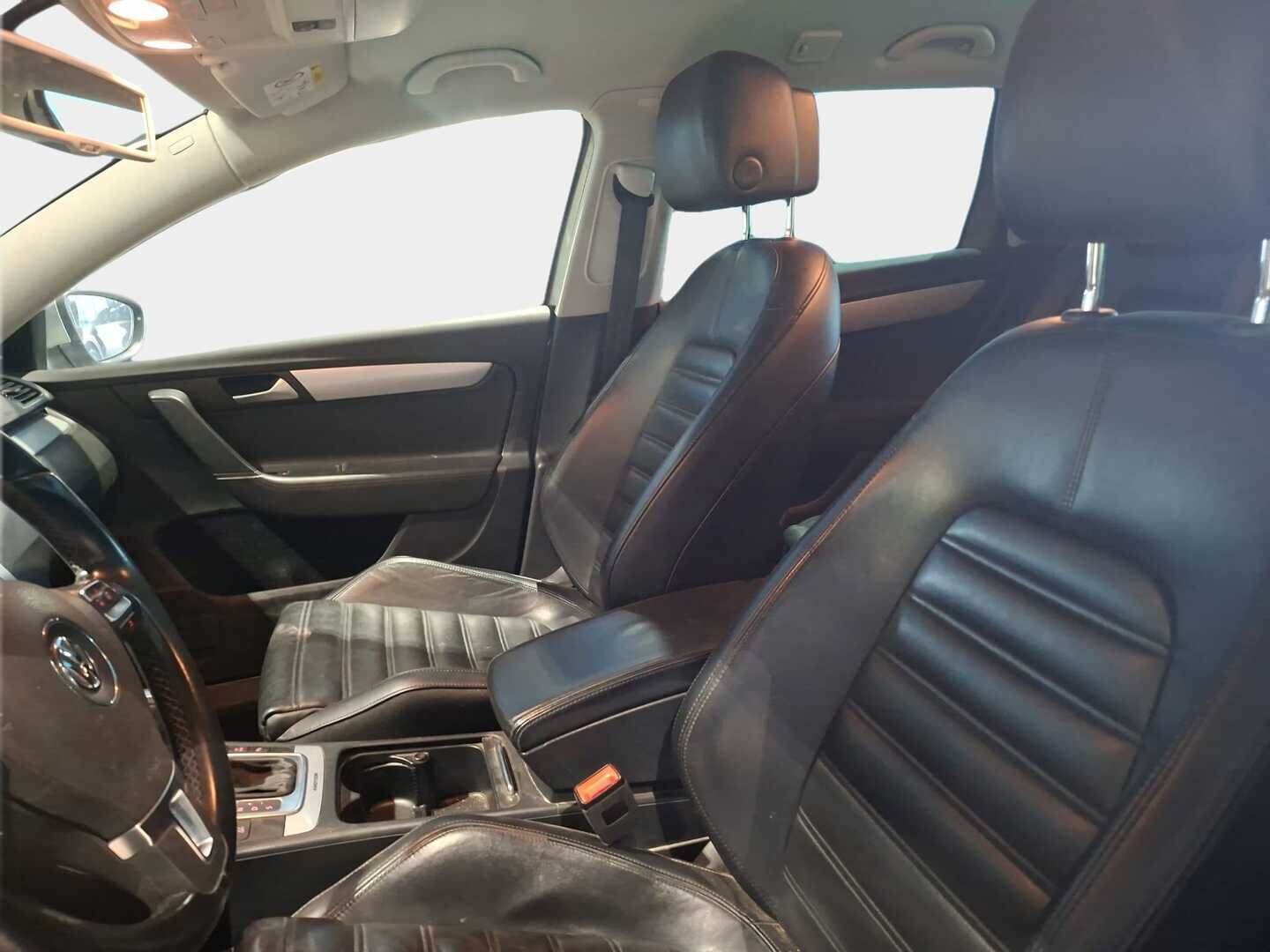 Volkswagen Passat 2015 Variant Alltrack 2,0 TDI 130 kW (177 hv) BM 4MOTION DSG-aut / Webasto / Koukku / Xenon / P-kamera / Nahkasisusta - Hyvällä historialla! / Tulossa myyntiin! LED-lisävalo! - HULLUT AVAJAISHULINAT KORKOTARJOUS 3,29 %