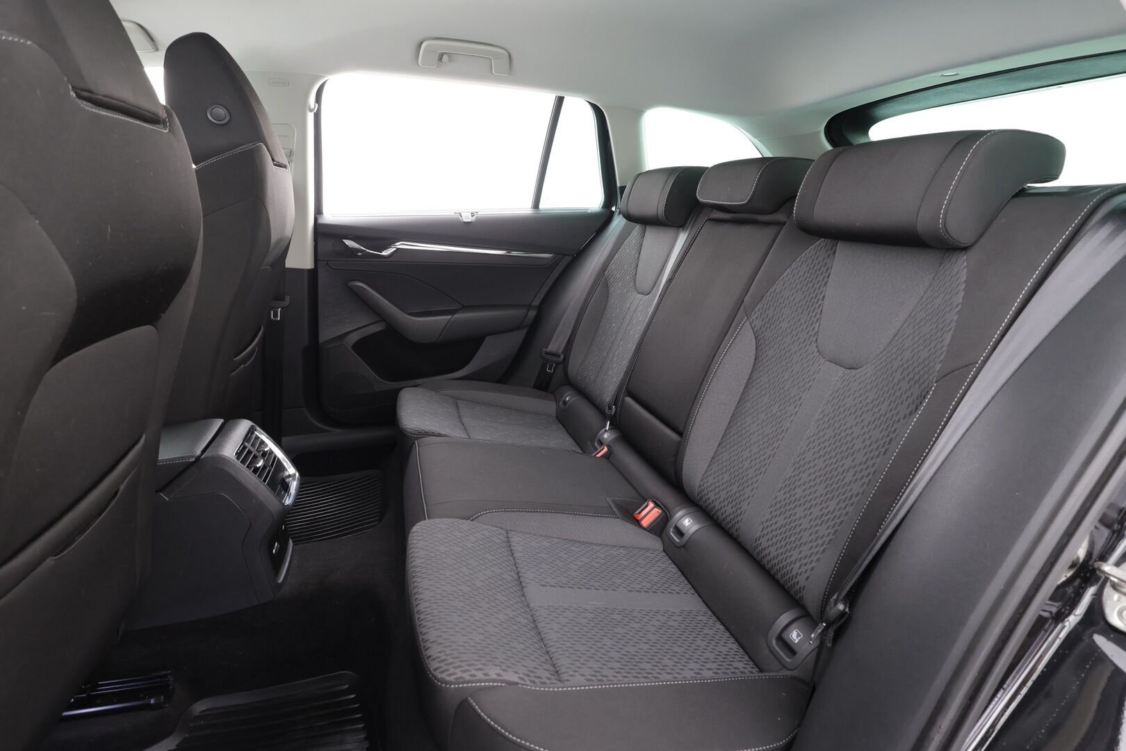 Skoda Octavia 2023 Combi 2.0 TDI 150 Style Nordic Edition DSG - | ACC | Webasto | Matrix LED | P.kamera | Navi | Keyless | 1.Om Suomi-auto | Kahdet renkaat aluvanteilla |