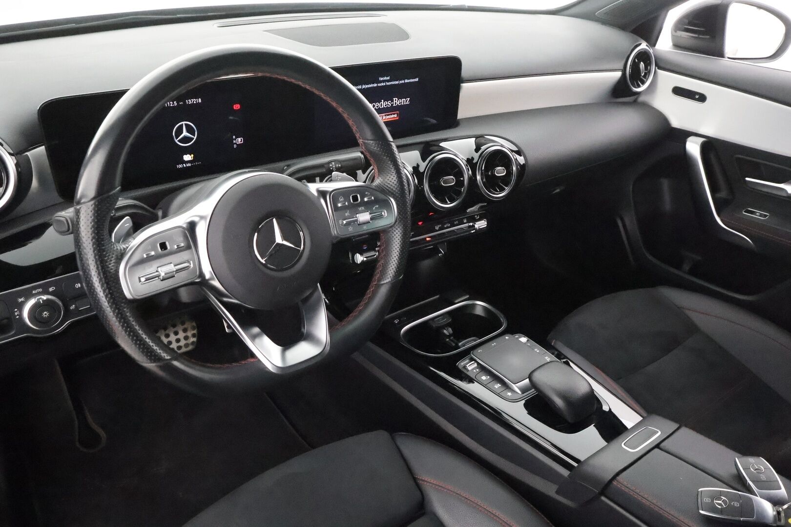 Mercedes-Benz A 2023 250 e A Business AMG * Distronic / Peruutuskamera / LED / Nahka-Alcantara / Digimittari / Kaistavahti - 1-omisteinen Suomi-auto / Kahdet renkaat aluvanteilla / 2x Latauskaapelit - HULLUT AVAJAISHULINAT KORKOTARJOUS 3,29 %