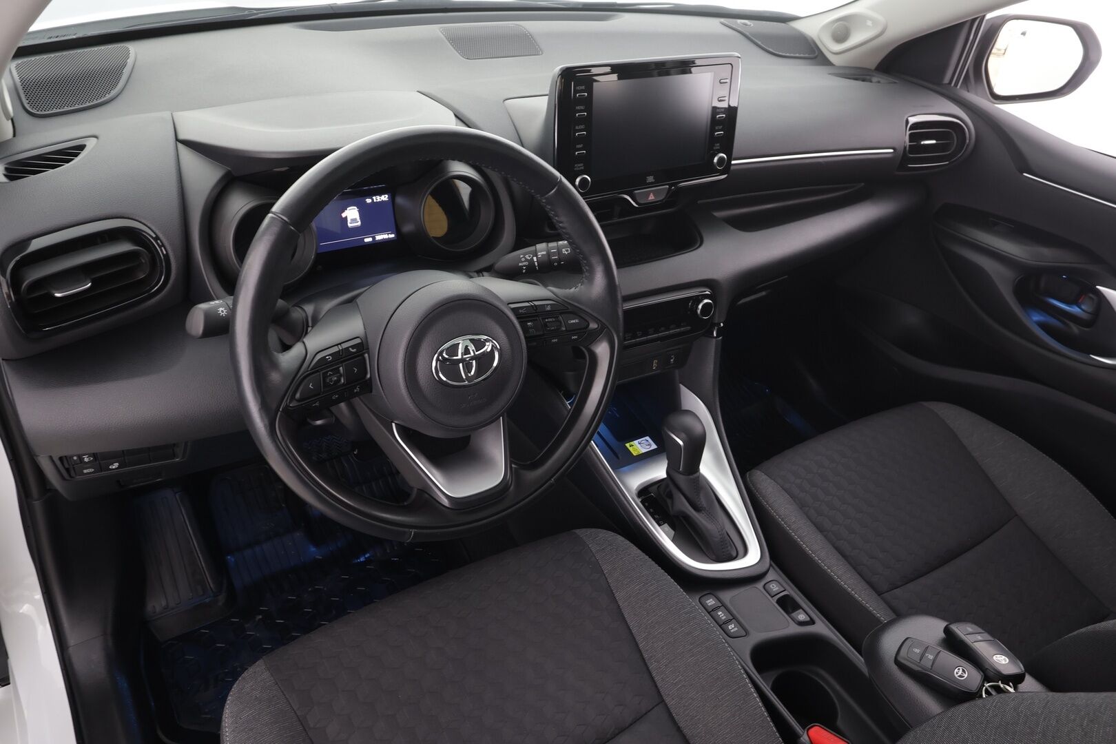 Toyota Yaris 2023 1,5 Hybrid Style * ACC / Lasikatto / JBL / P.kamera / LED / Navi / Digimittaristo / KeylessGo * - 1.Om Suomi-auto / Kahdet renkaat aluvanteilla / Merkkihuollettu / Huippuvarusteet