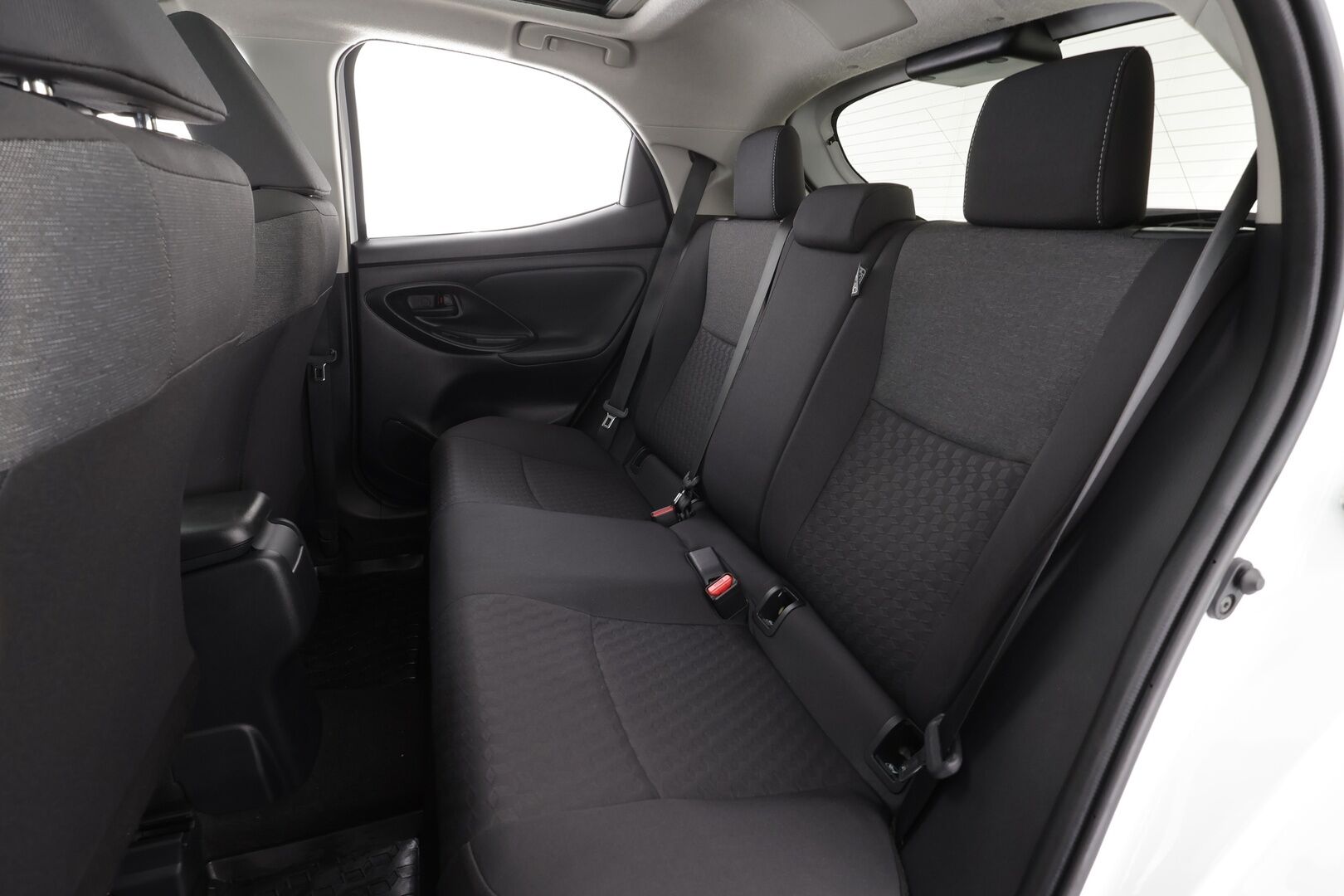 Toyota Yaris 2023 1,5 Hybrid Style * ACC / Lasikatto / JBL / P.kamera / LED / Navi / Digimittaristo / KeylessGo * - 1.Om Suomi-auto / Kahdet renkaat aluvanteilla / Merkkihuollettu / Huippuvarusteet