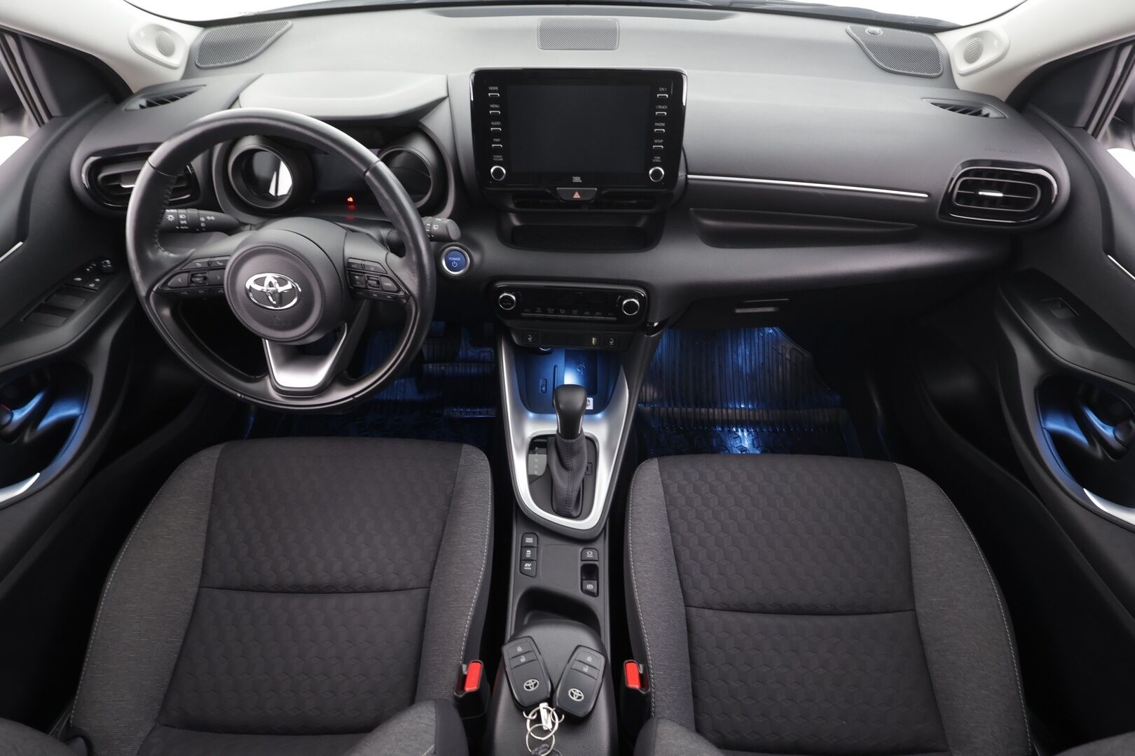 Toyota Yaris 2023 1,5 Hybrid Style * ACC / Lasikatto / JBL / P.kamera / LED / Navi / Digimittaristo / KeylessGo * - 1.Om Suomi-auto / Kahdet renkaat aluvanteilla / Merkkihuollettu / Huippuvarusteet