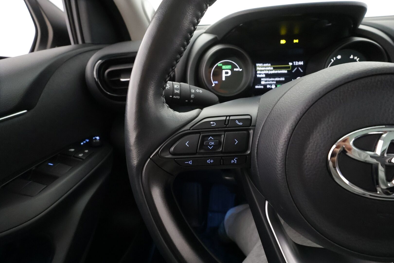 Toyota Yaris 2023 1,5 Hybrid Style * ACC / Lasikatto / JBL / P.kamera / LED / Navi / Digimittaristo / KeylessGo * - 1.Om Suomi-auto / Kahdet renkaat aluvanteilla / Merkkihuollettu / Huippuvarusteet