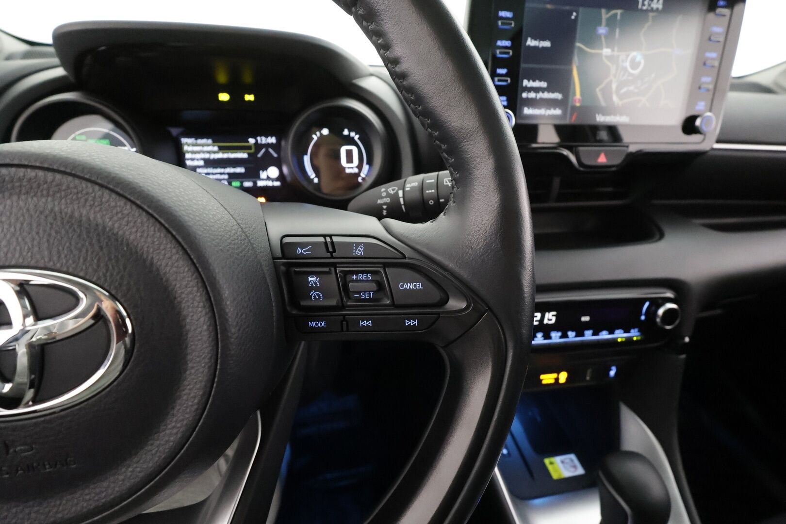 Toyota Yaris 2023 1,5 Hybrid Style * ACC / Lasikatto / JBL / P.kamera / LED / Navi / Digimittaristo / KeylessGo * - 1.Om Suomi-auto / Kahdet renkaat aluvanteilla / Merkkihuollettu / Huippuvarusteet