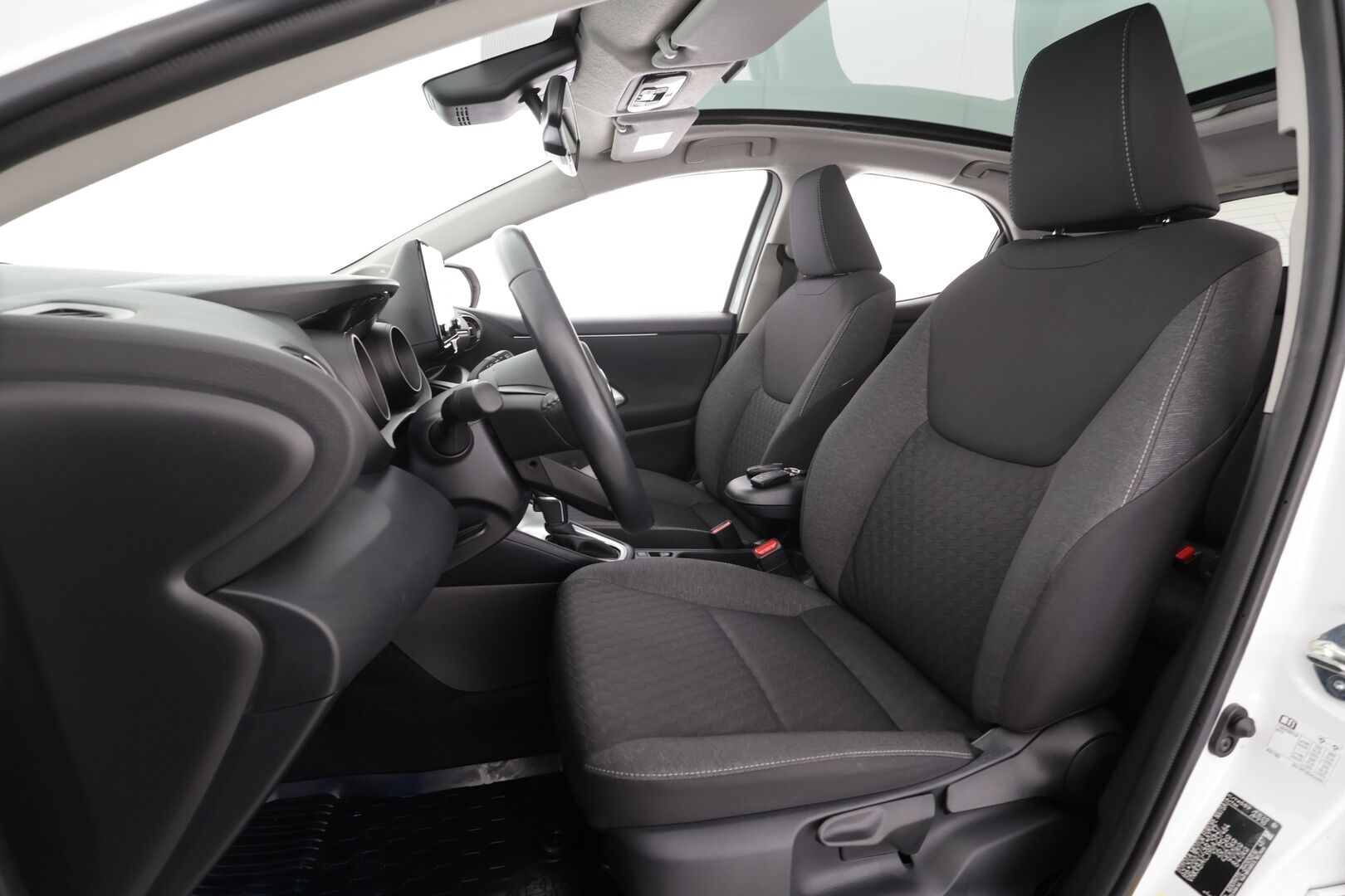 Toyota Yaris 2023 1,5 Hybrid Style * ACC / Lasikatto / JBL / P.kamera / LED / Navi / Digimittaristo / KeylessGo * - 1.Om Suomi-auto / Kahdet renkaat aluvanteilla / Merkkihuollettu / Huippuvarusteet