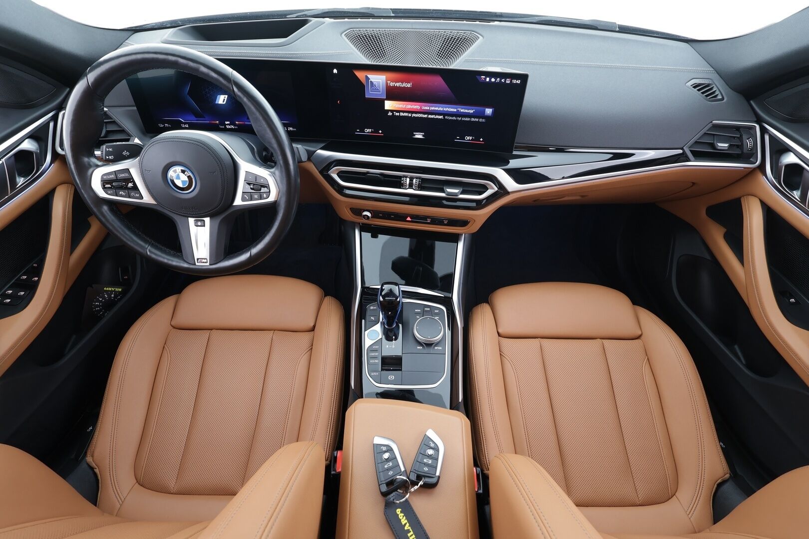 BMW i4 2023 eDrive40 * ACC / P.kamera / Hifi / Koukku / Lasikattoluukku / Comfort Access / Ruskeat nahat / Navi * - 1.Om Suomi-auto / Akku kuntotarkastettu SoH95,2% / Kahdet renkaat aluvanteilla / Merkkihuollettu