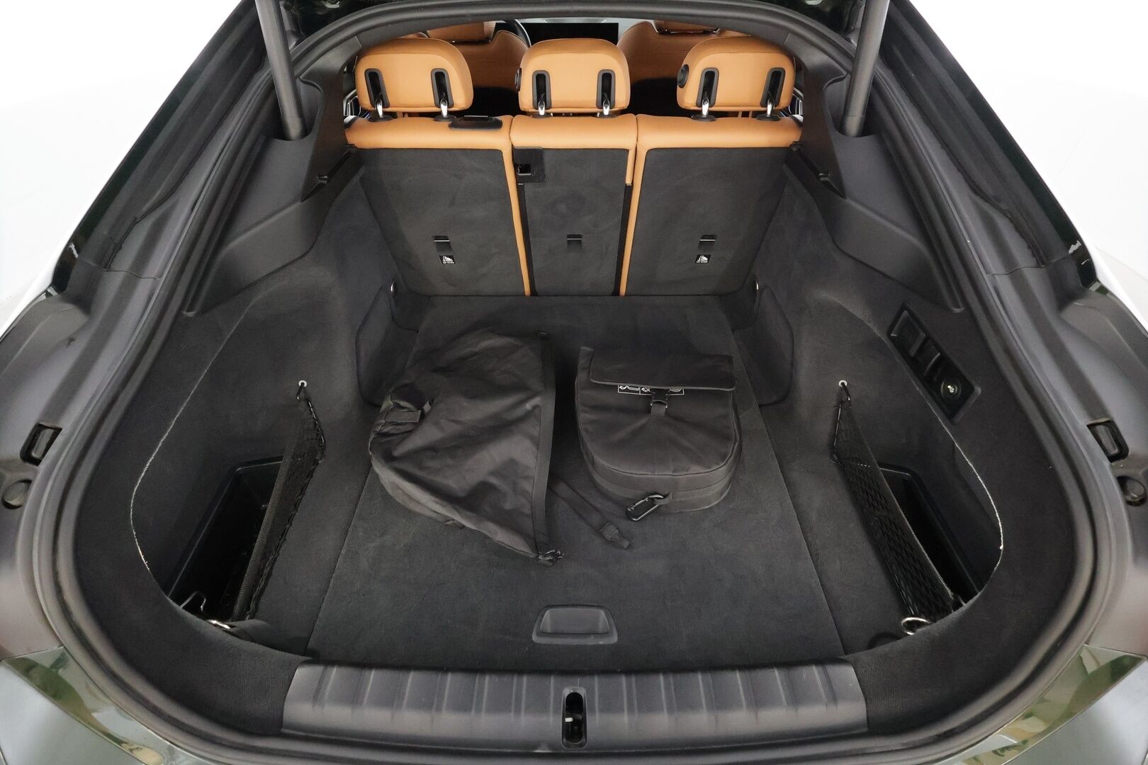 BMW i4 2023 eDrive40 * ACC / P.kamera / Hifi / Koukku / Lasikattoluukku / Comfort Access / Ruskeat nahat / Navi * - 1.Om Suomi-auto / Akku kuntotarkastettu SoH95,2% / Kahdet renkaat aluvanteilla / Merkkihuollettu - HULLUT AVAJAISHULINAT KORKOTARJOUS 3,29 %