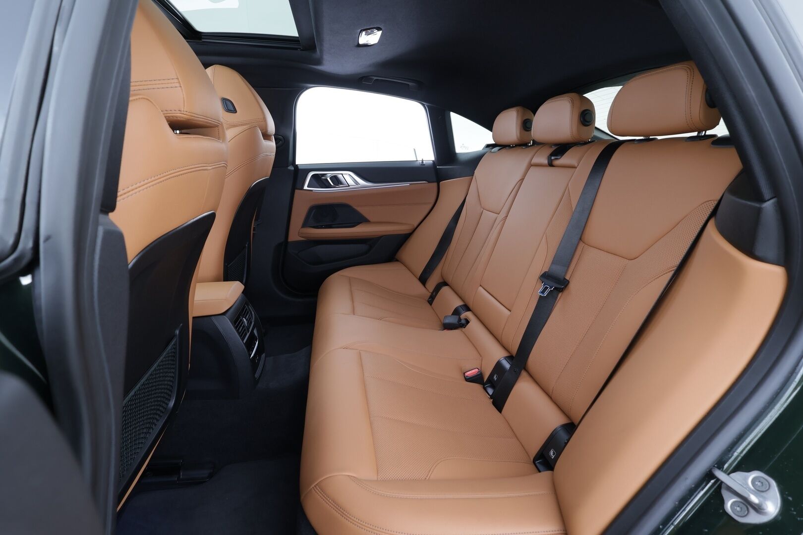 BMW i4 2023 eDrive40 * ACC / P.kamera / Hifi / Koukku / Lasikattoluukku / Comfort Access / Ruskeat nahat / Navi * - 1.Om Suomi-auto / Akku kuntotarkastettu SoH95,2% / Kahdet renkaat aluvanteilla / Merkkihuollettu