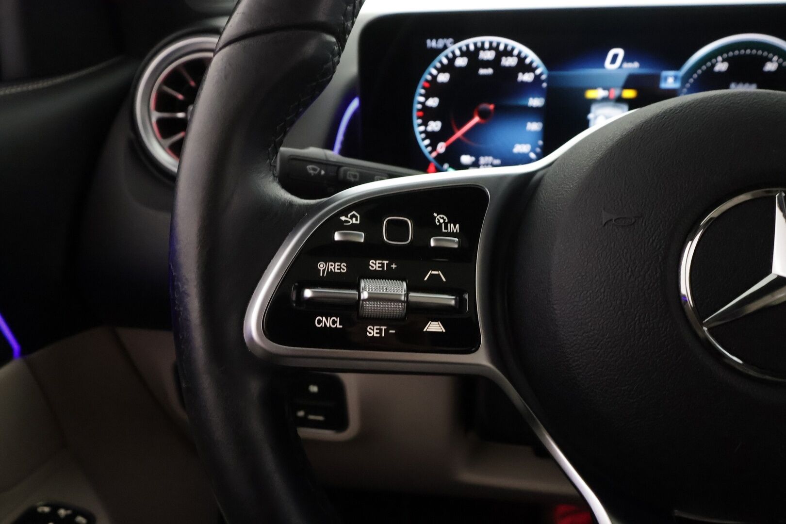 Mercedes-Benz EQB 2023 350 4MATIC Business - | ILP | Widescreen | Panorama | Distronic | P.Kamera | Sporttipenkki | LED High Performance | Kaistavahti | Keyless | Navi | 1-om Suomi-auto | 2x Latauskaapelit | Kahdet renkaat |
