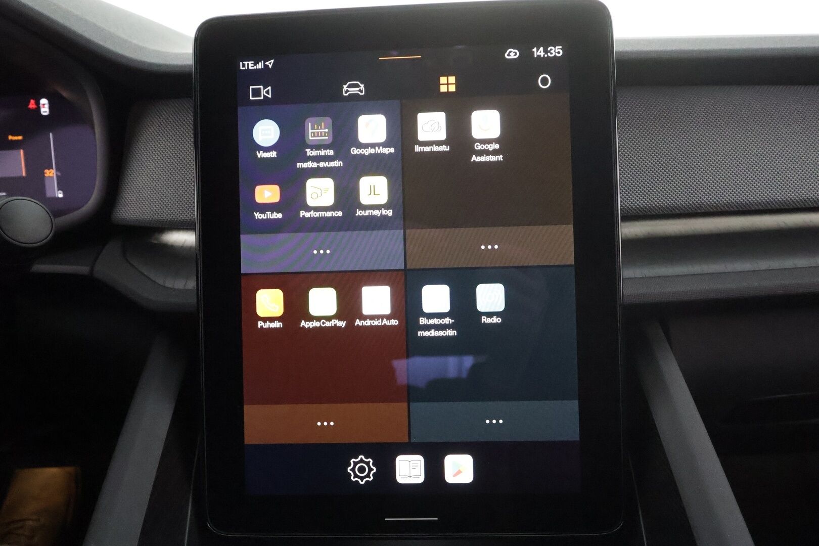 Polestar 2 2023 Long Range Dual Motor Performance, 350kW * H&K / Lasikatto / Koukku / ILP / ACC / LED / 360 / Sportpenkki Muistilla * - 1-om Suomi-auto / Akku kuntotarkastettu SoH 96.2% / 2x Latauskaapelit / Kahdet renkaat aluvanteilla / Merkkihuollettu