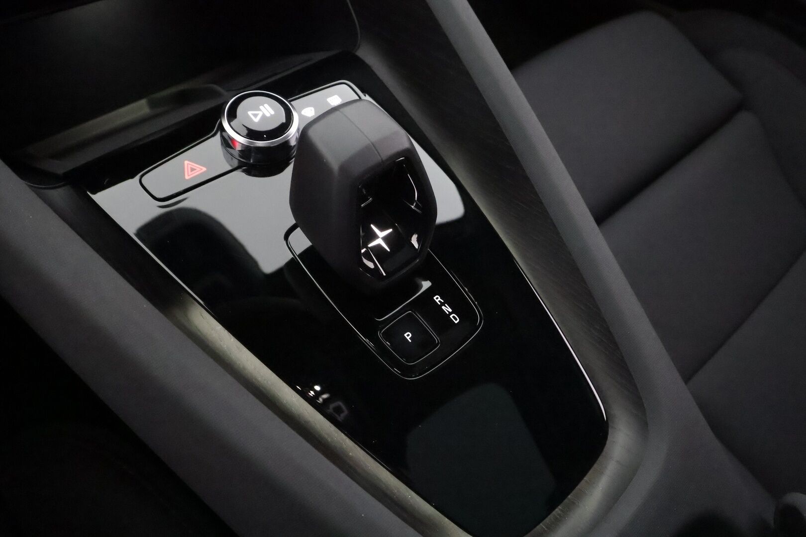 Polestar 2 2023 Long Range Dual Motor Performance, 350kW * H&K / Lasikatto / Koukku / ILP / ACC / LED / 360 / Sportpenkki Muistilla * - 1-om Suomi-auto / Akku kuntotarkastettu SoH 96.2% / 2x Latauskaapelit / Kahdet renkaat aluvanteilla / Merkkihuollettu